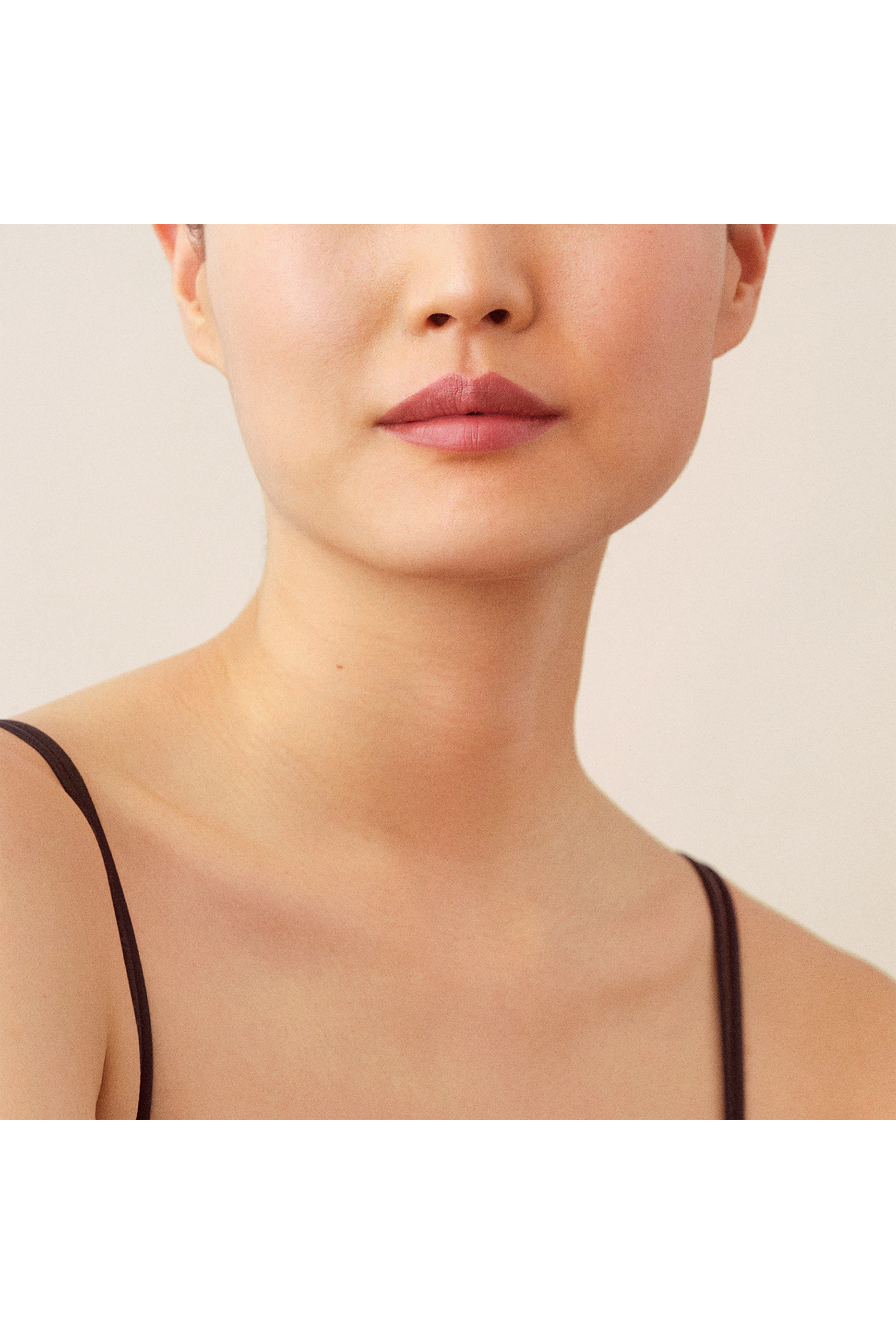 أحمر شفاه حريري غير لامع