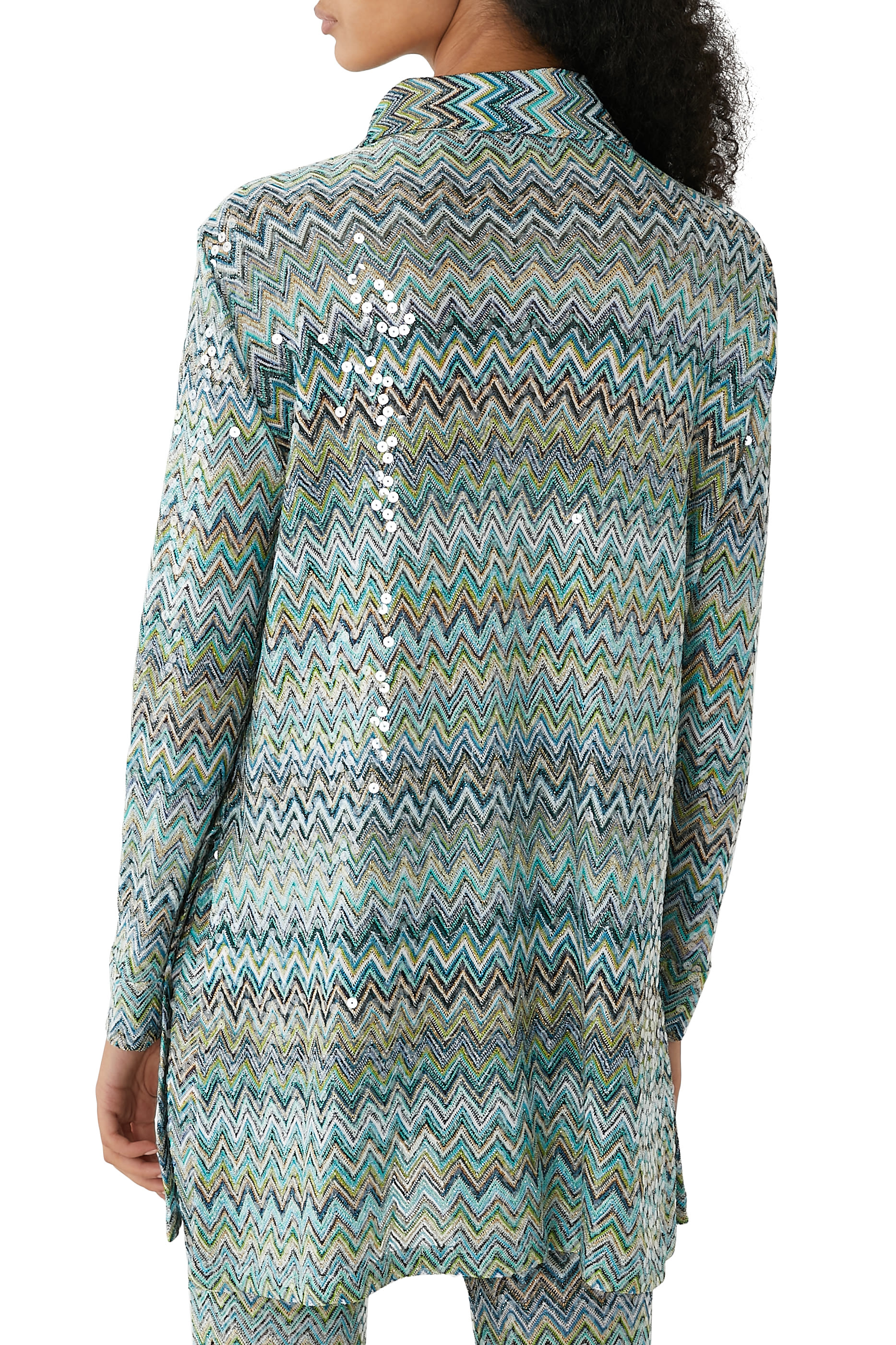 قميص بنقشة خطوط متعرجة