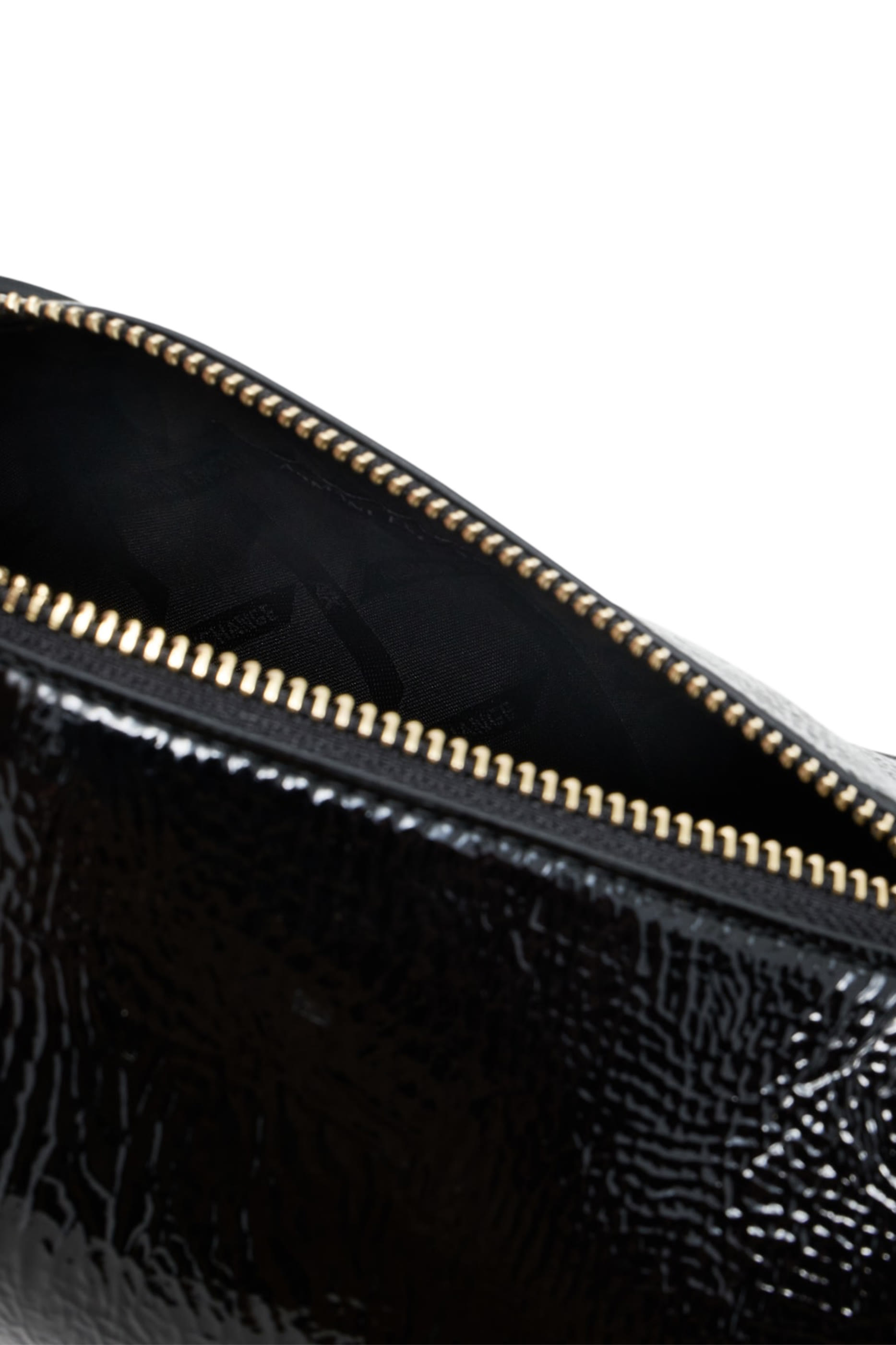 حقيبة صغيرة بشعار الماركة