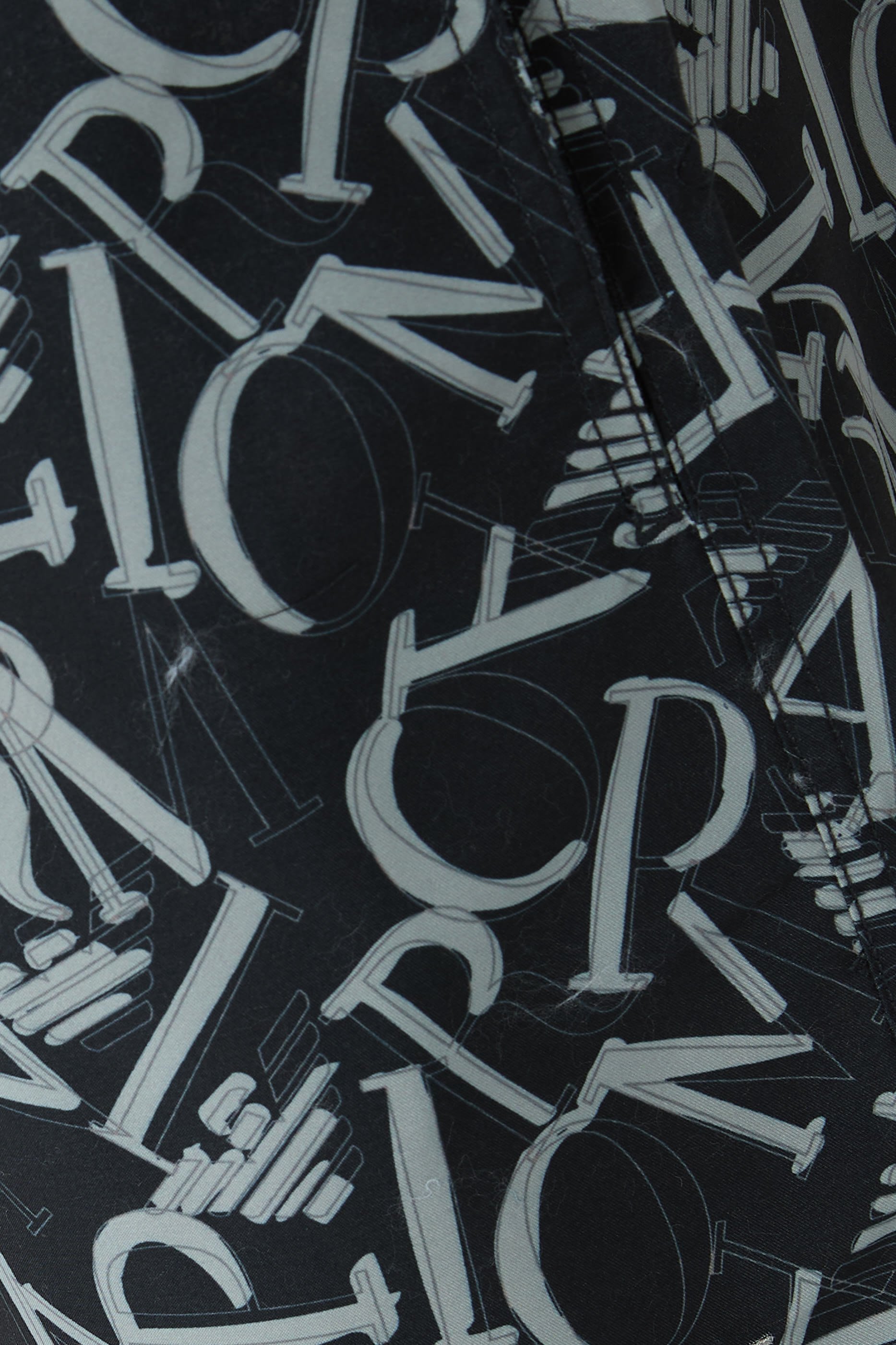 شورت سباحة بشعار الماركة