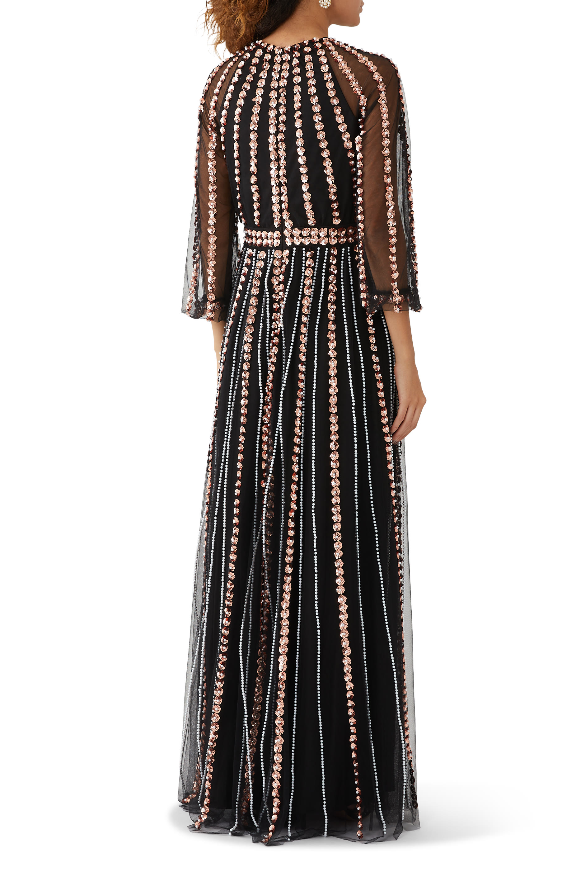 فستان سهرة بأكمام طويلة وتطريزات