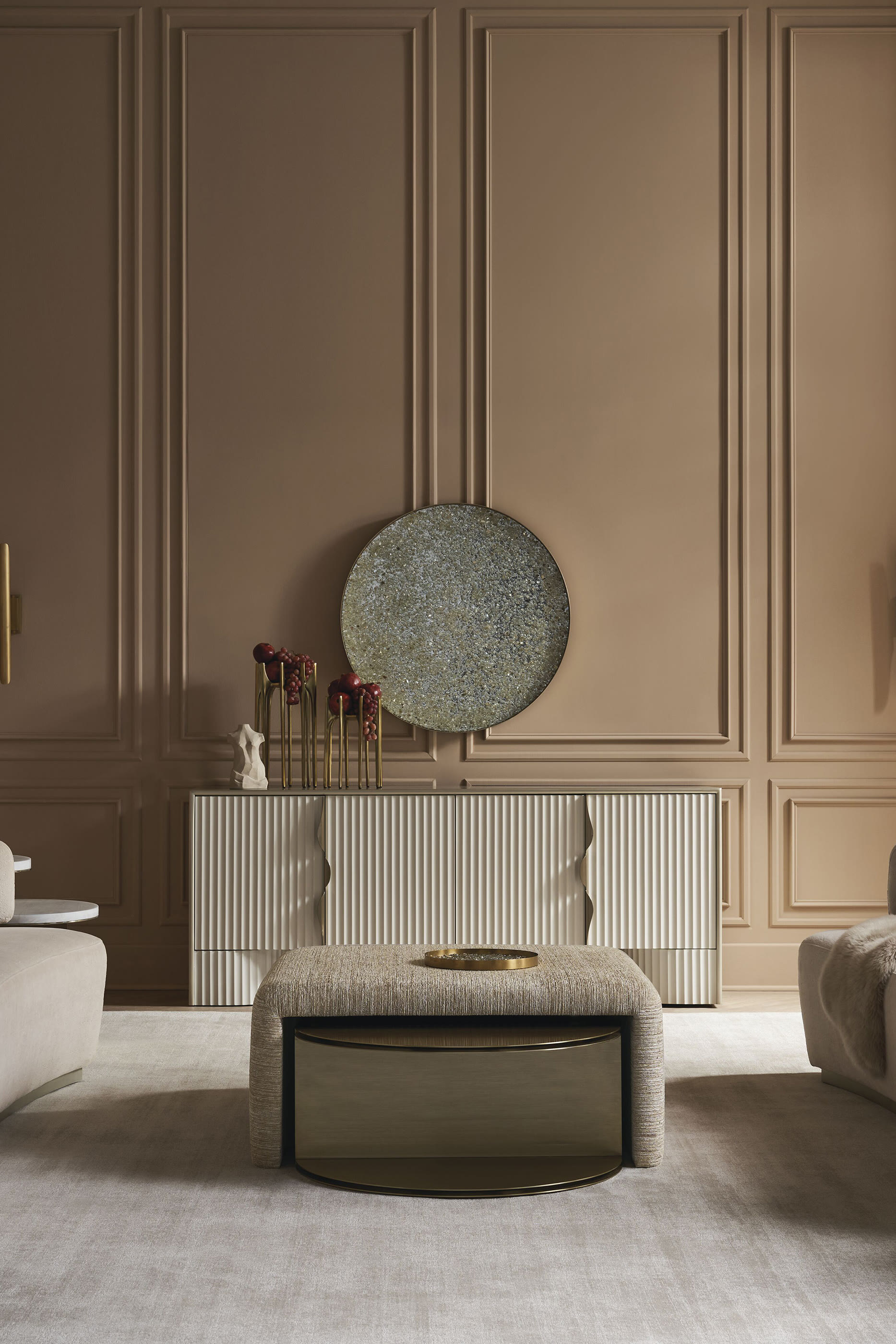 طاولة جانبية كورينثيان بملمس بارز