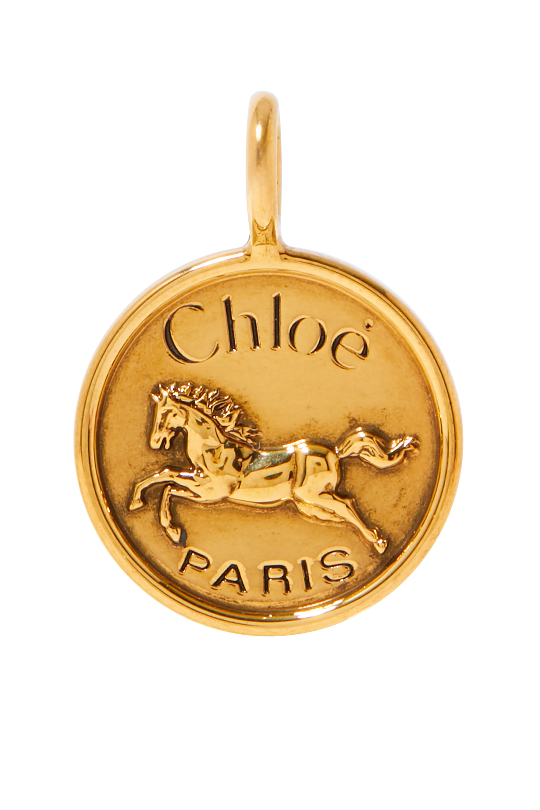 حلية بتصميم عملة بنقشة حصان وحروف شعار الماركة