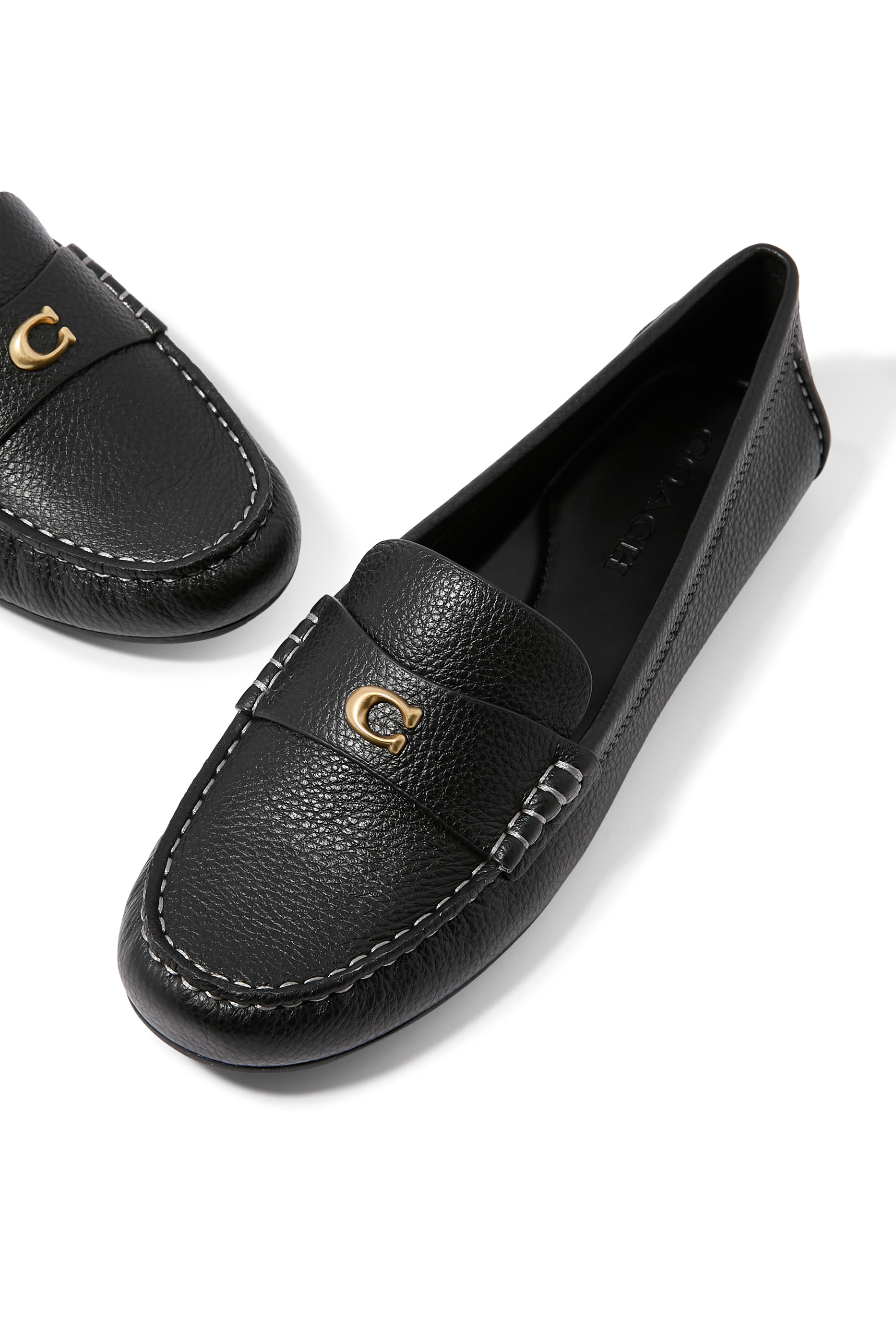 حذاء درايفر مزين بحلية شعار الماركة