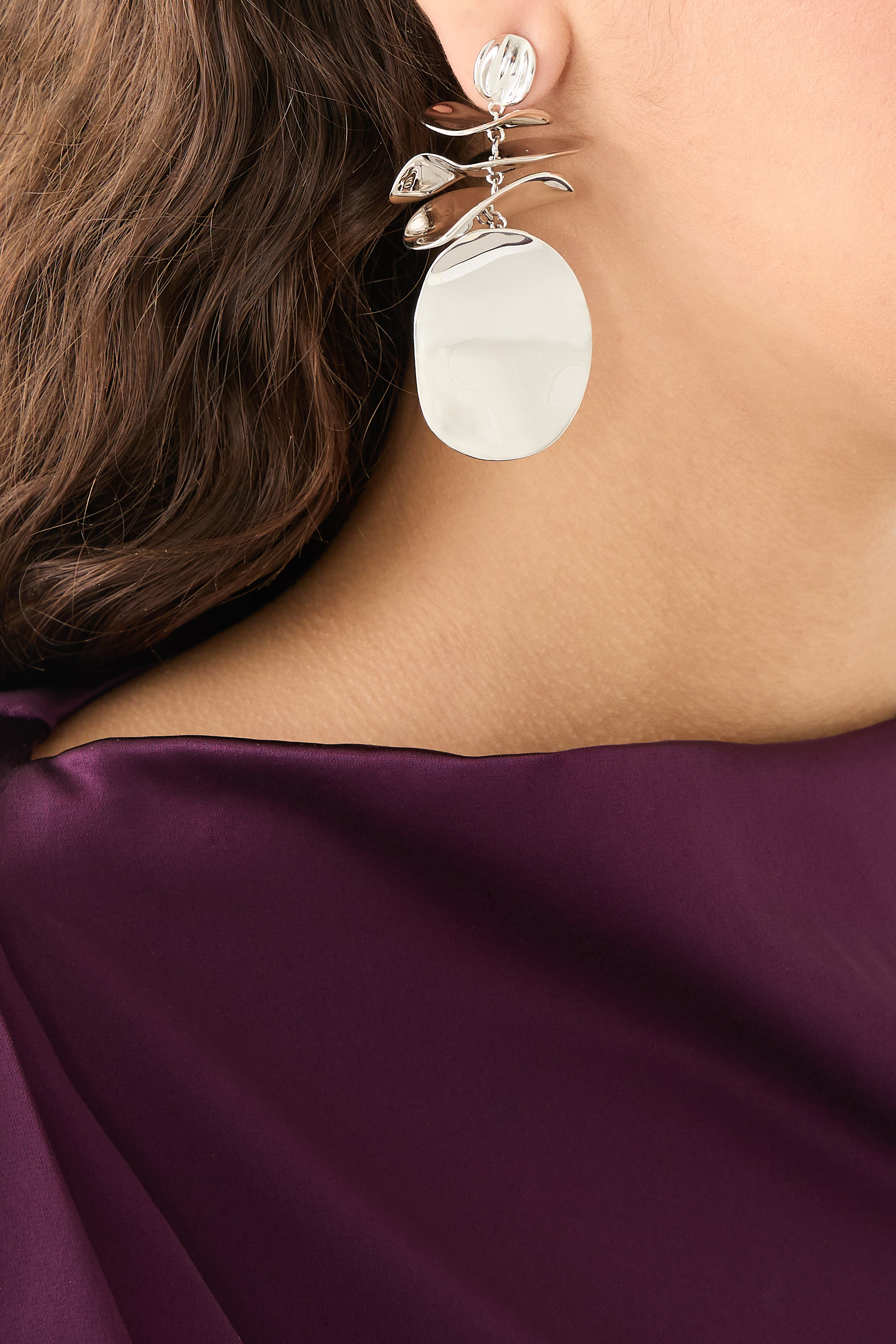 أقراط سناك تايم ستايتمنت مرصعة بأحجار زركونيا مكعبة، معدن مطلي ومشابك تيتانيوم