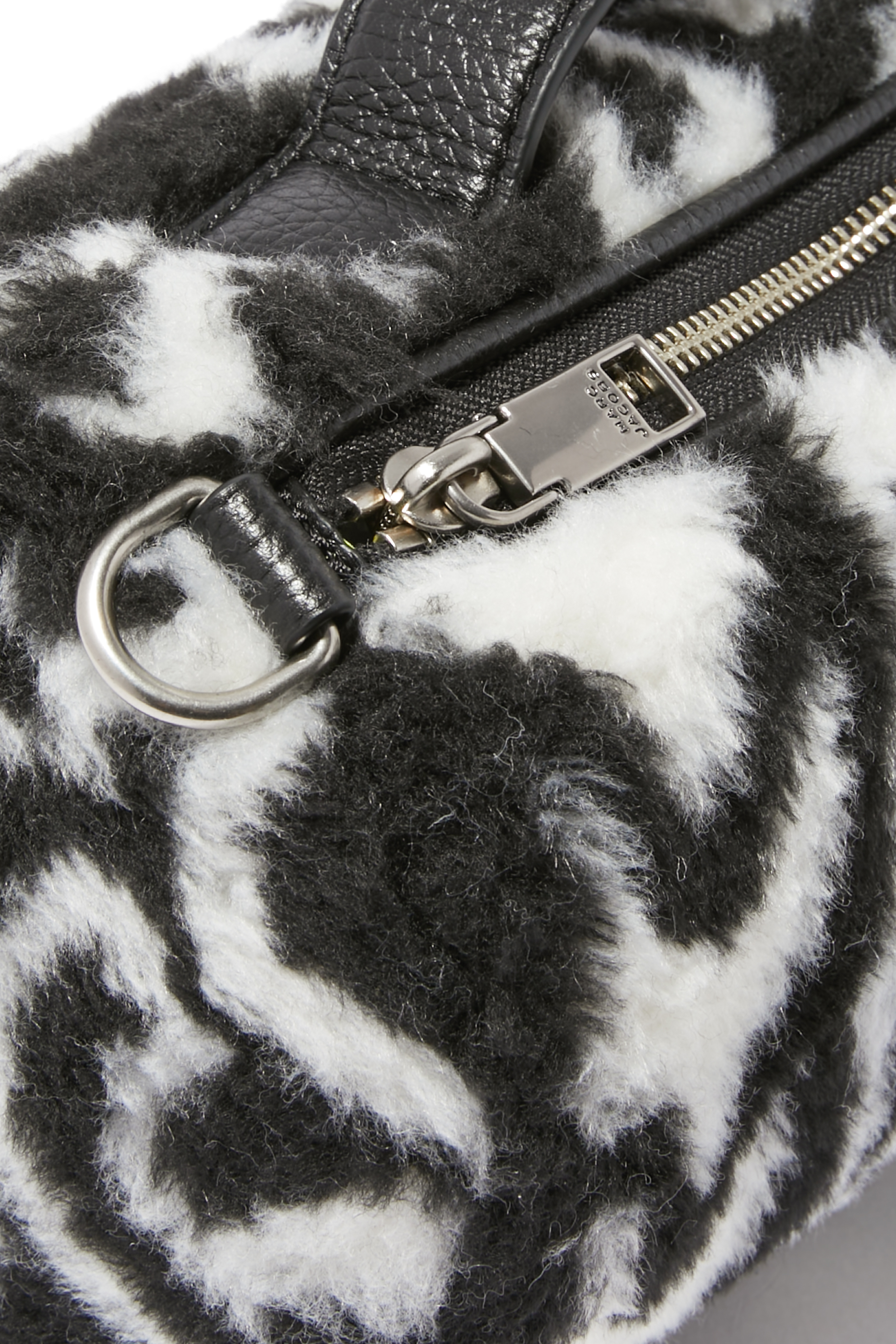 حقيبة دافل بنقشة حروف شعار الماركة قماش