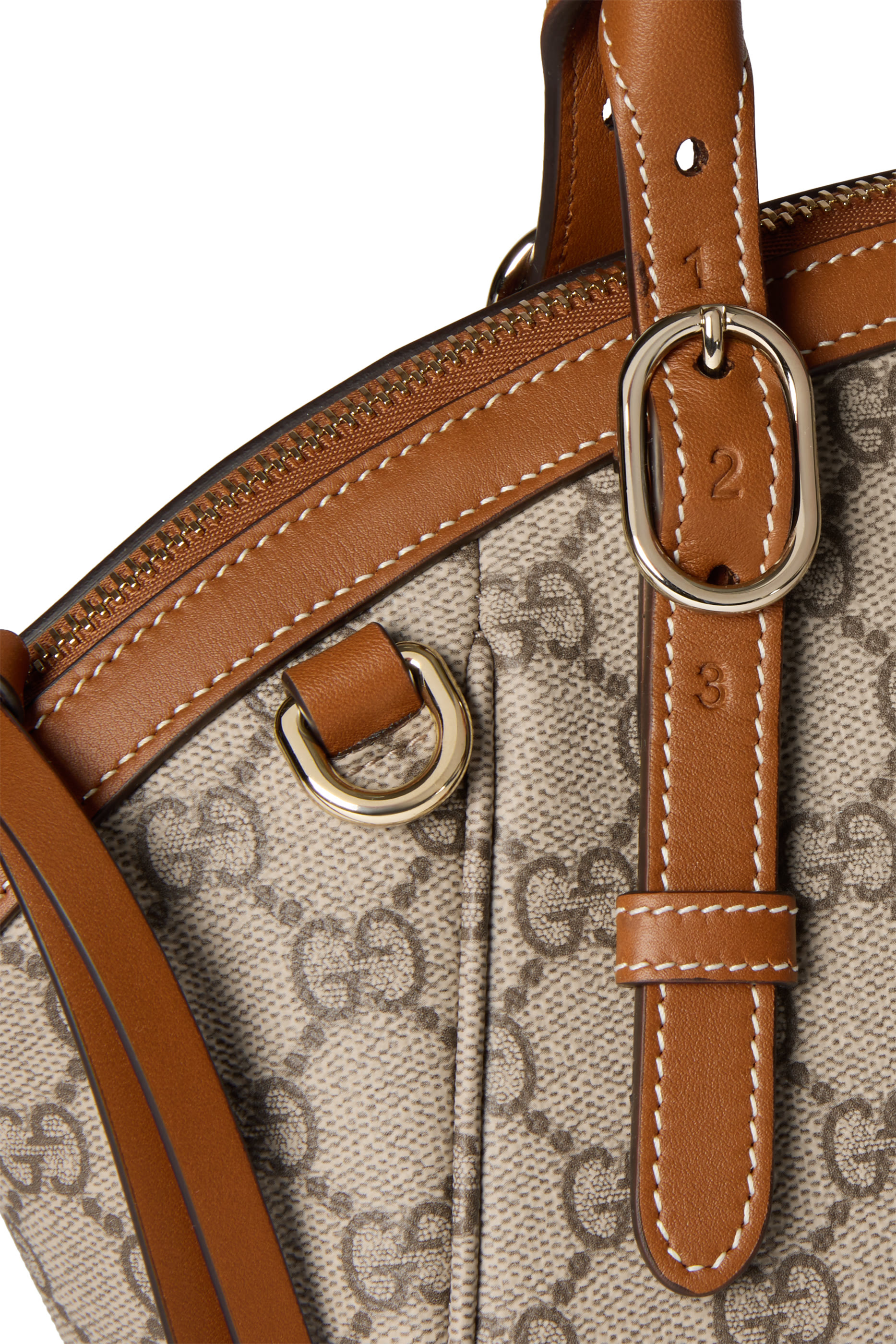 حقيبة صغيرة بيد علوية وشعار حرفي شعار الماركة