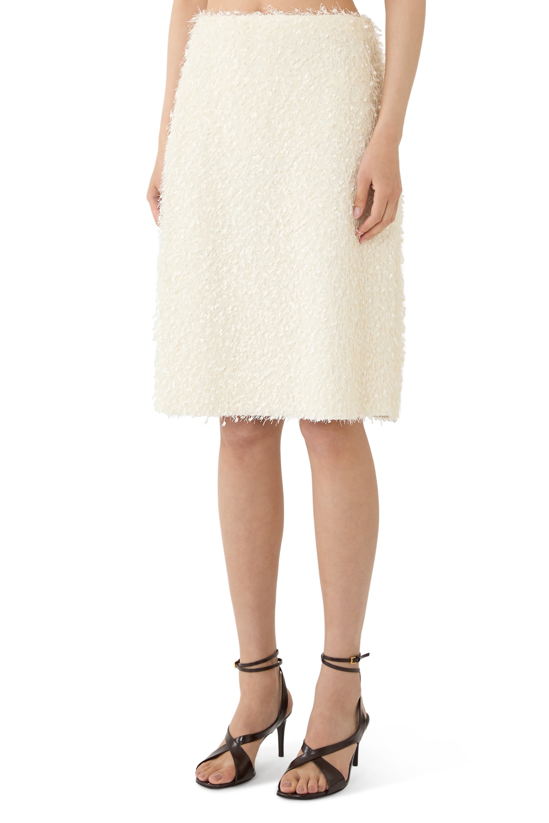 تنورة مزينة بشراشيب وريش