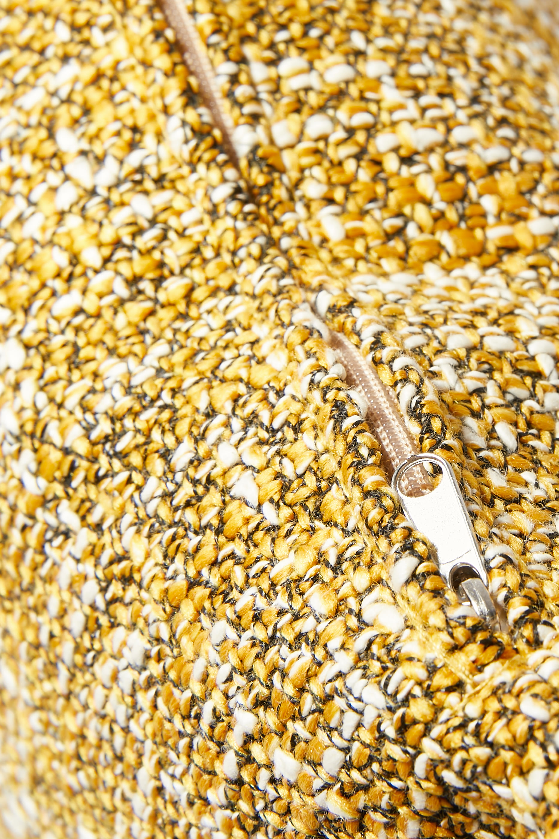 وسادة بارزة الملمس بتصميم مربع