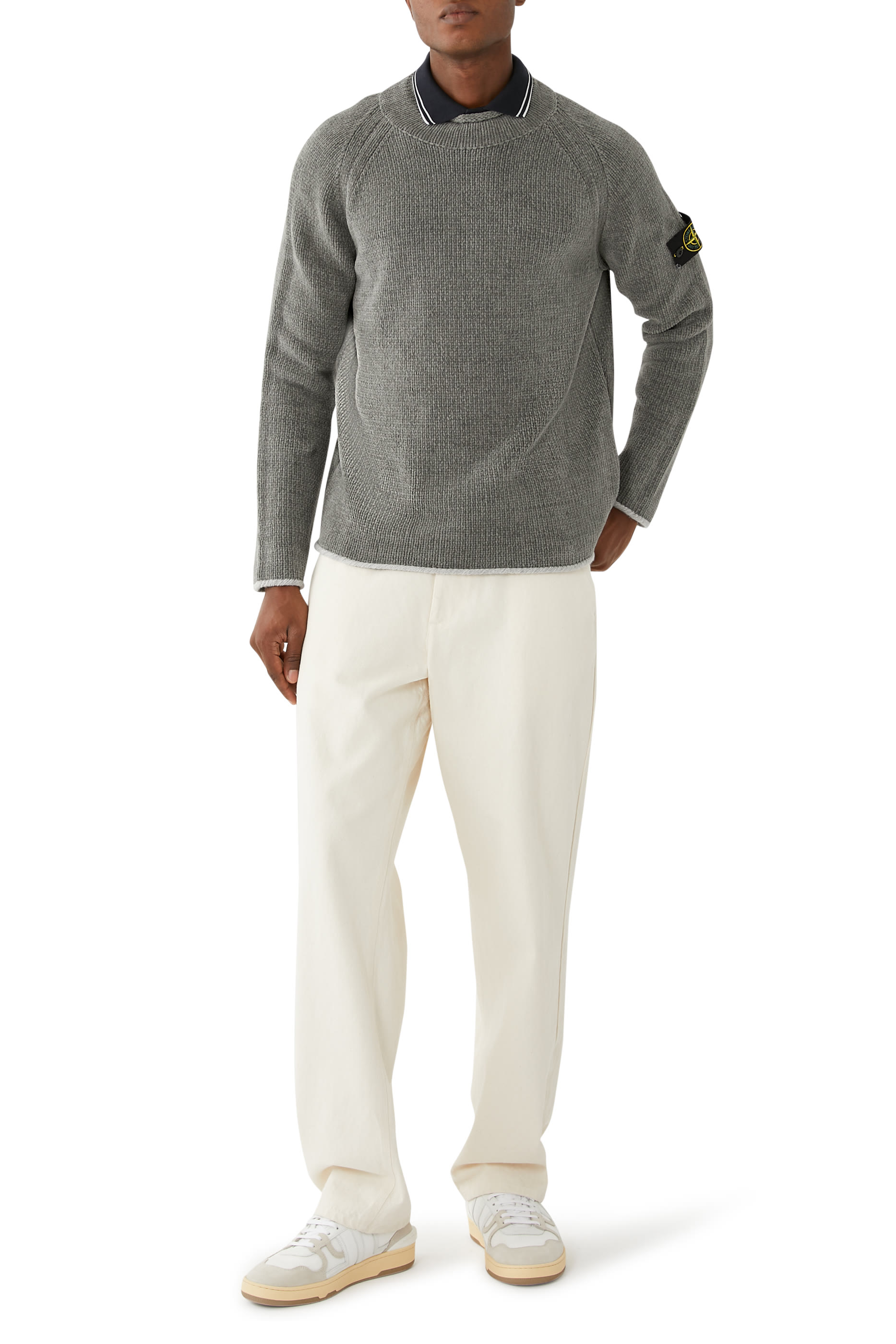 كنزة بياقة عالية وقصة واسعة