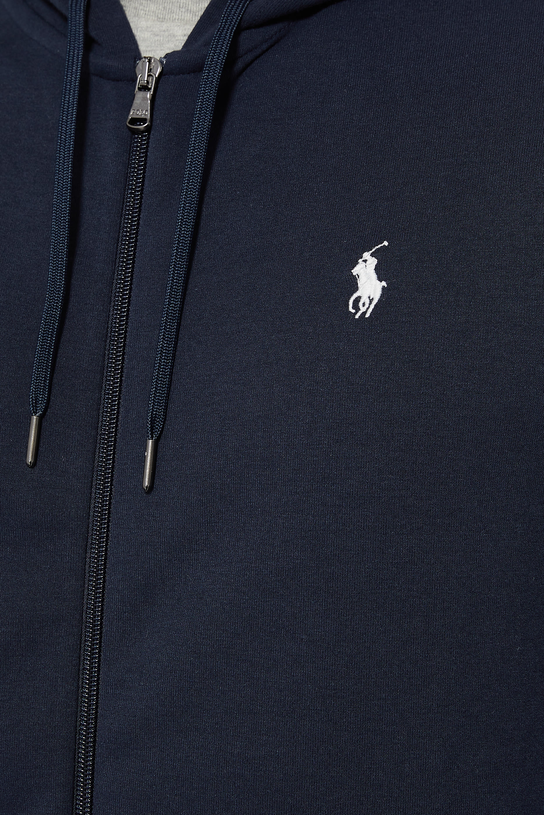 كنزة بغطاء رأس بسحّاب وشعار الماركة