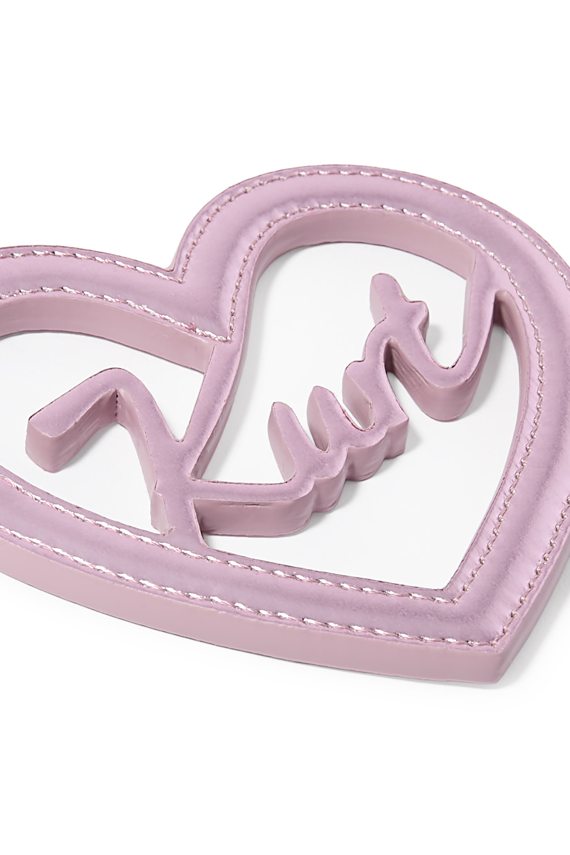 حلية بتصميم قلب بشعار الماركة