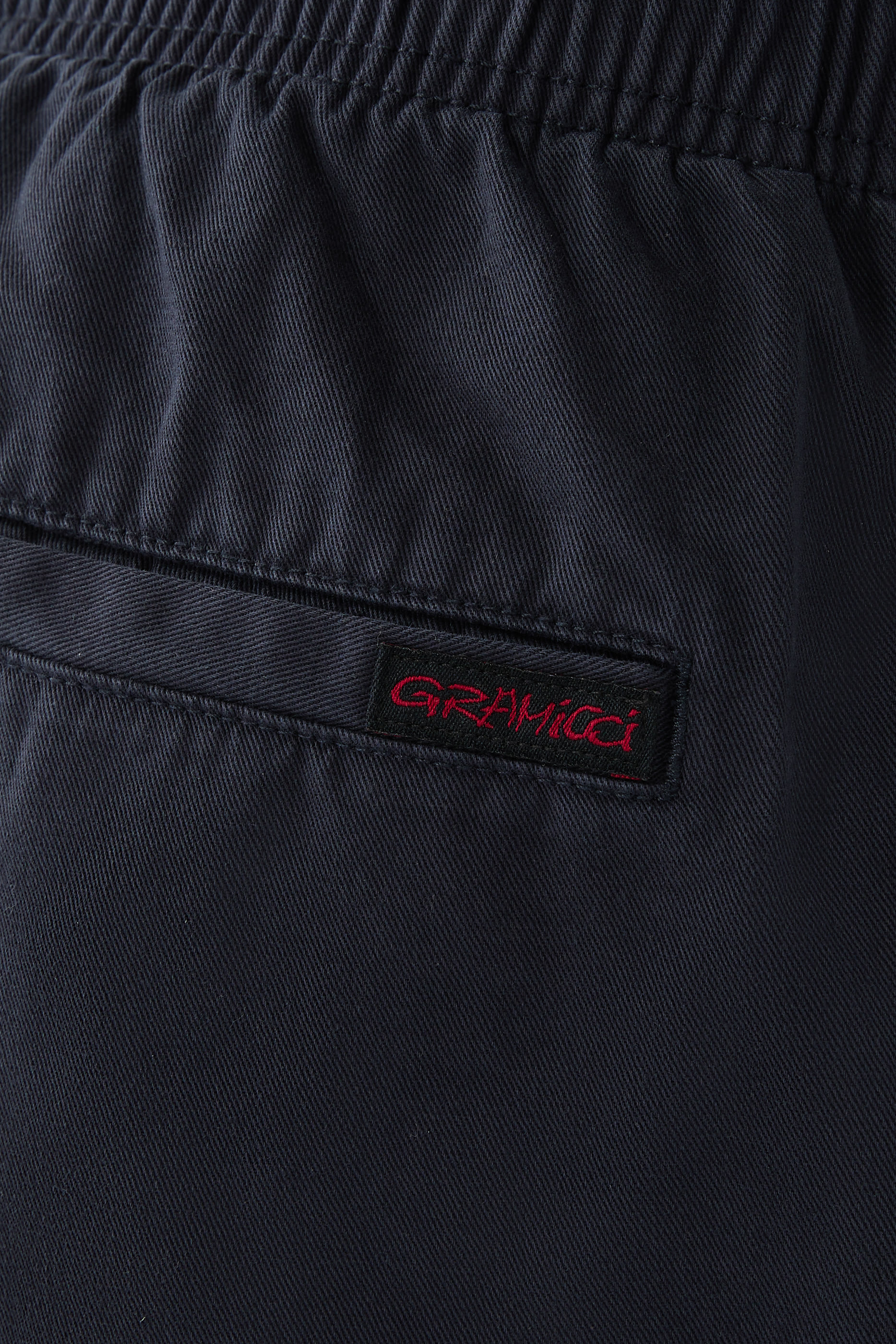 بنطال بقصة ساق مستقيمة