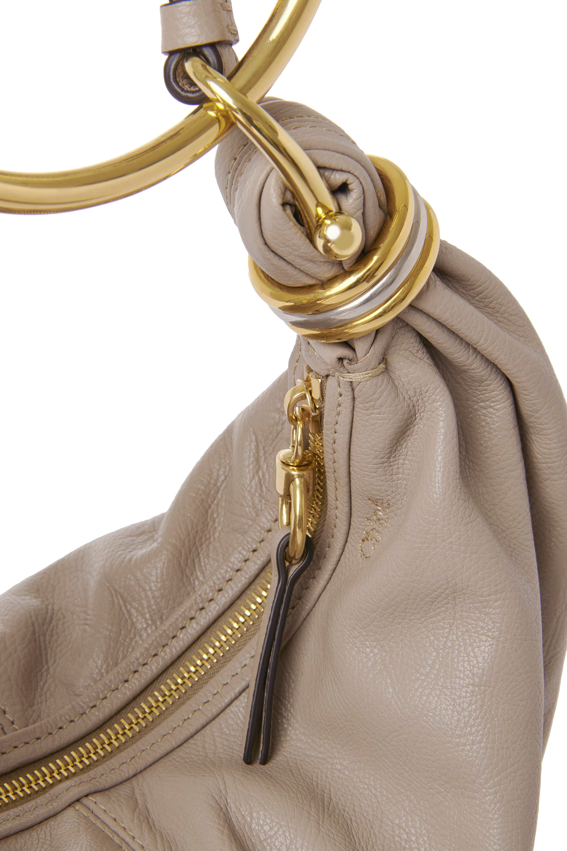 حقيبة هوبو صغيرة بحلية بتصميم سوار