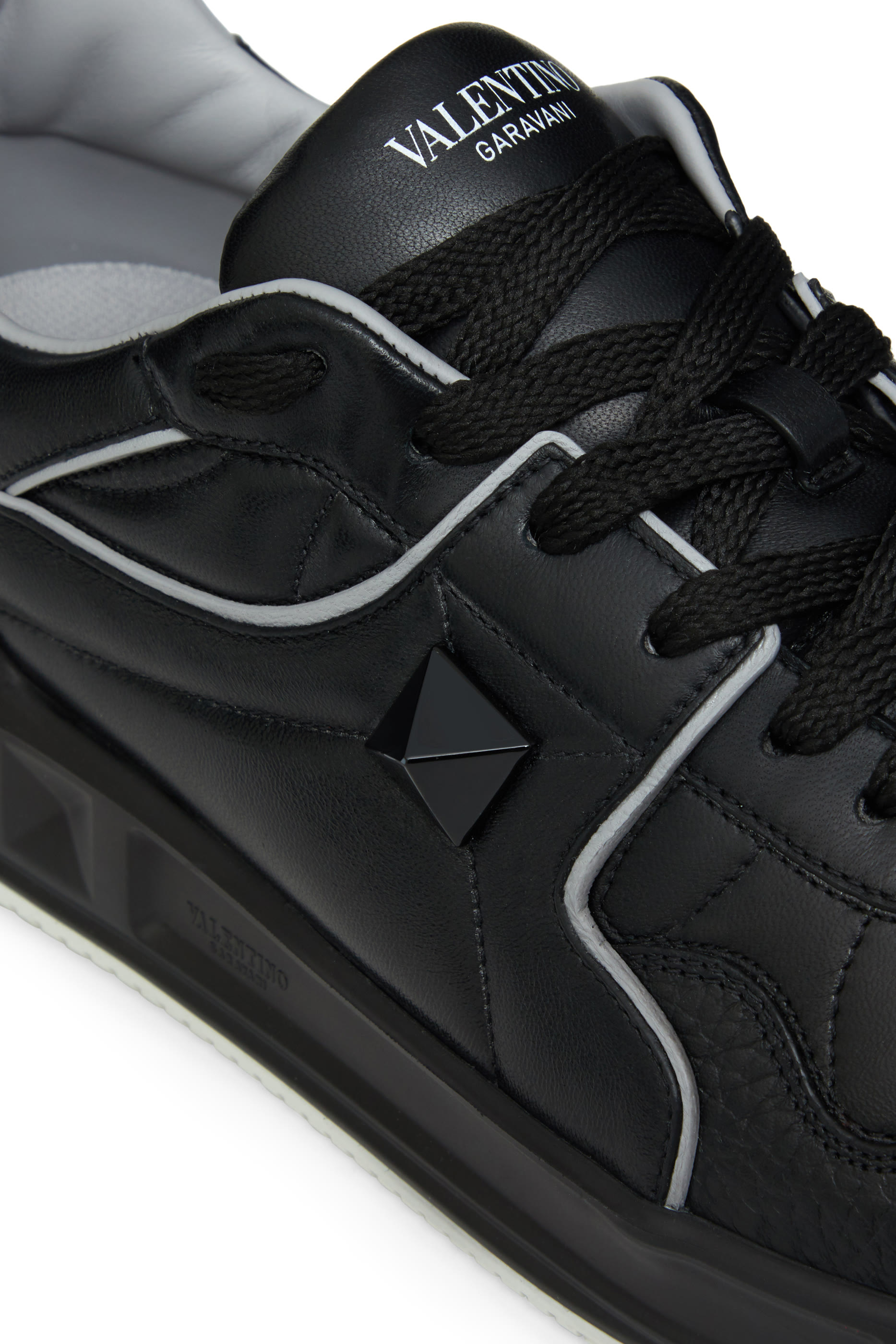 سنيكرز فالنتينو غارافاني أسفل الكاحل بحلية هرمية