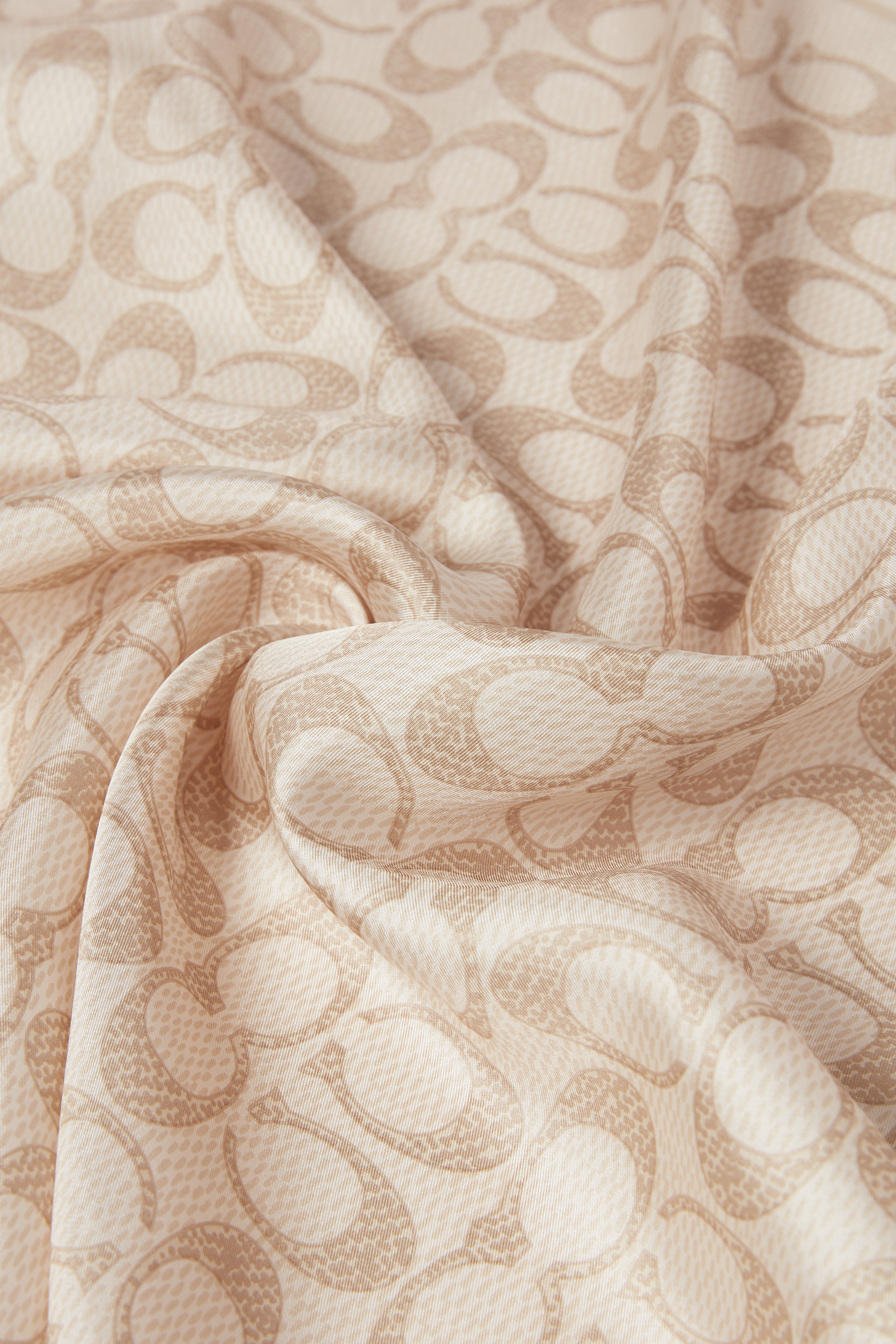 وشاح مربع كلاسيكي بطبعة شعار الماركة حرير