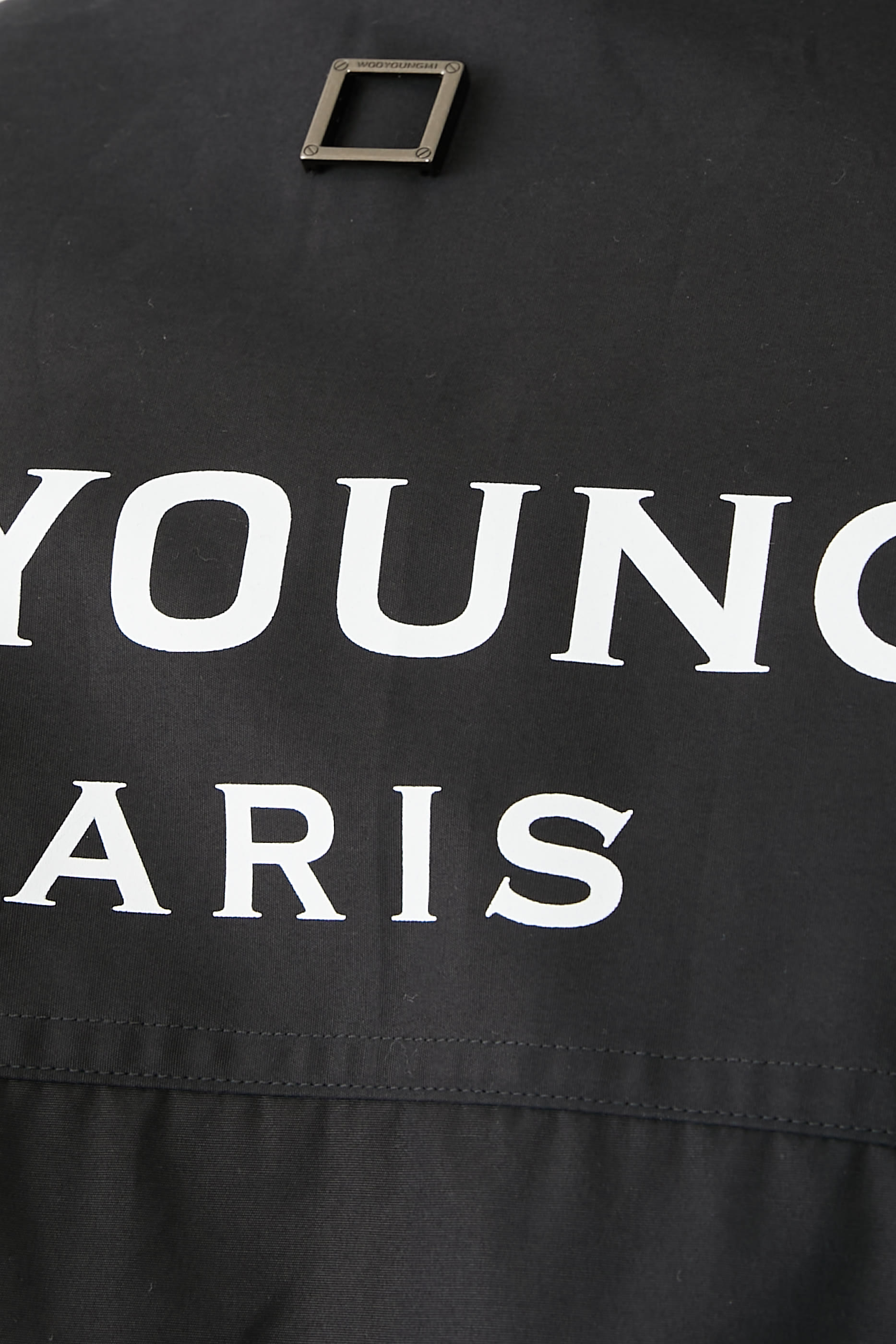 قميص بأكمام قصيرة بطبعات شعار الماركة غرافيك خلفي