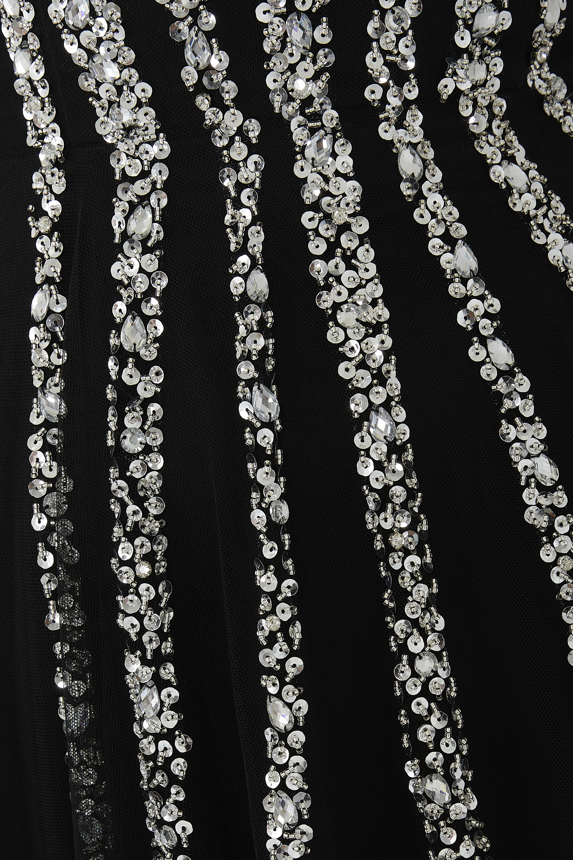 فستان سهرة بلا أكمام مطرز