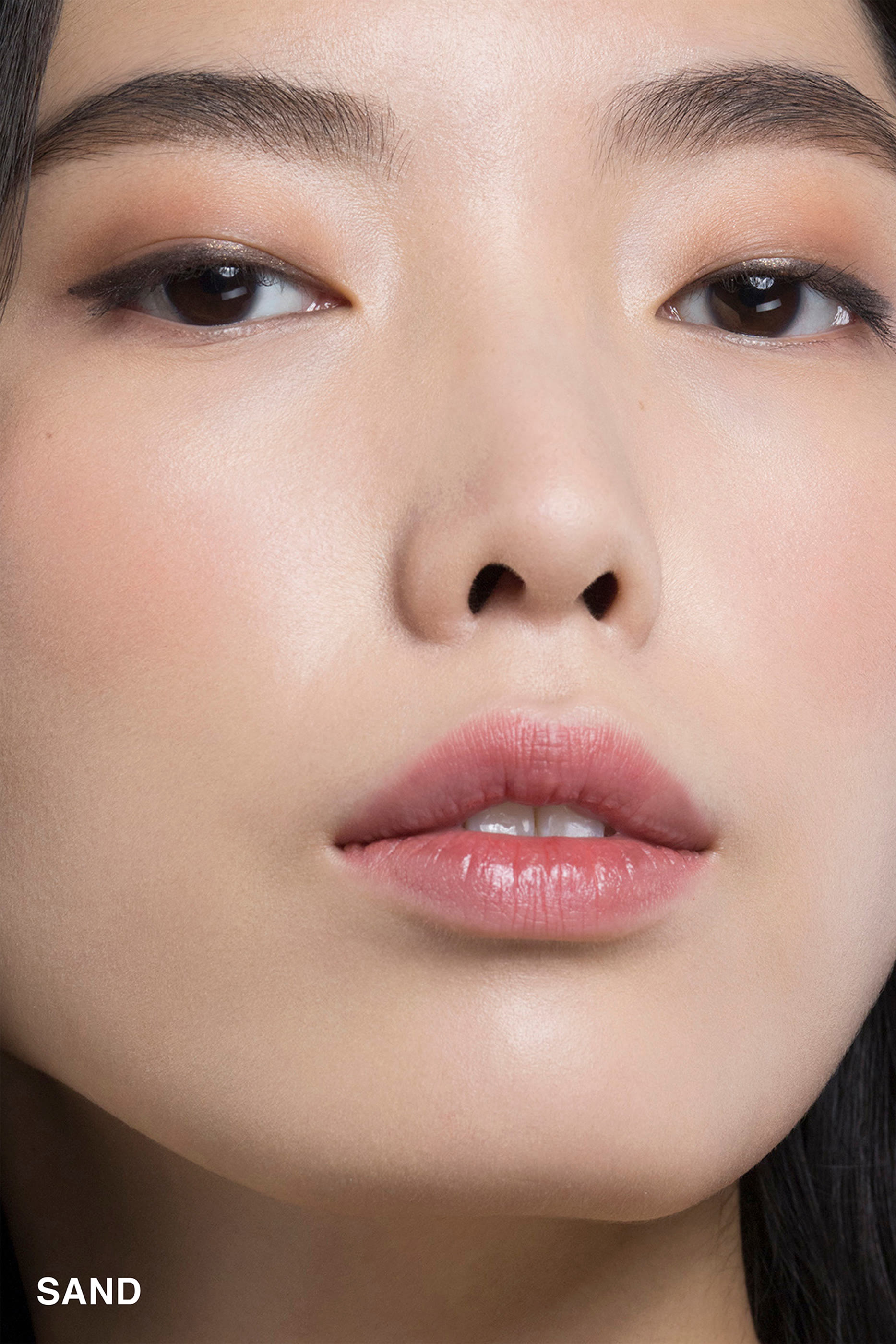 كريم أساس خفيف يدوم طويلاً