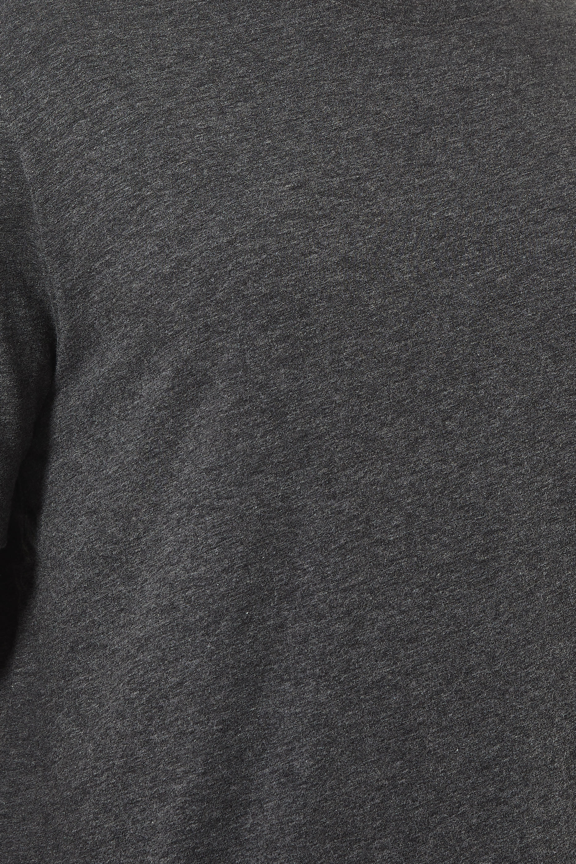 تي شيرت بفتحة رقبة مستديرة