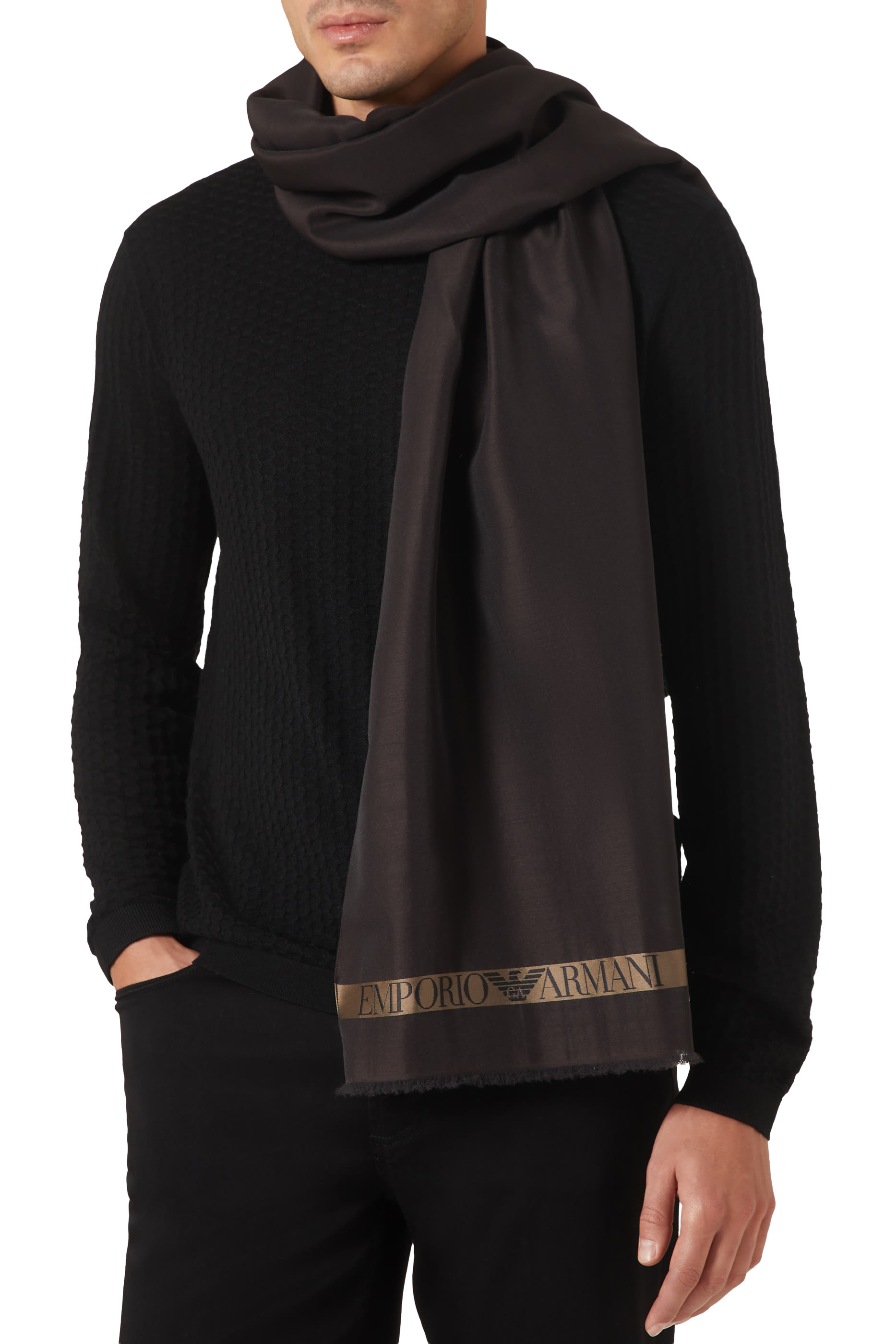 وشاح بنقشة شعار الماركة