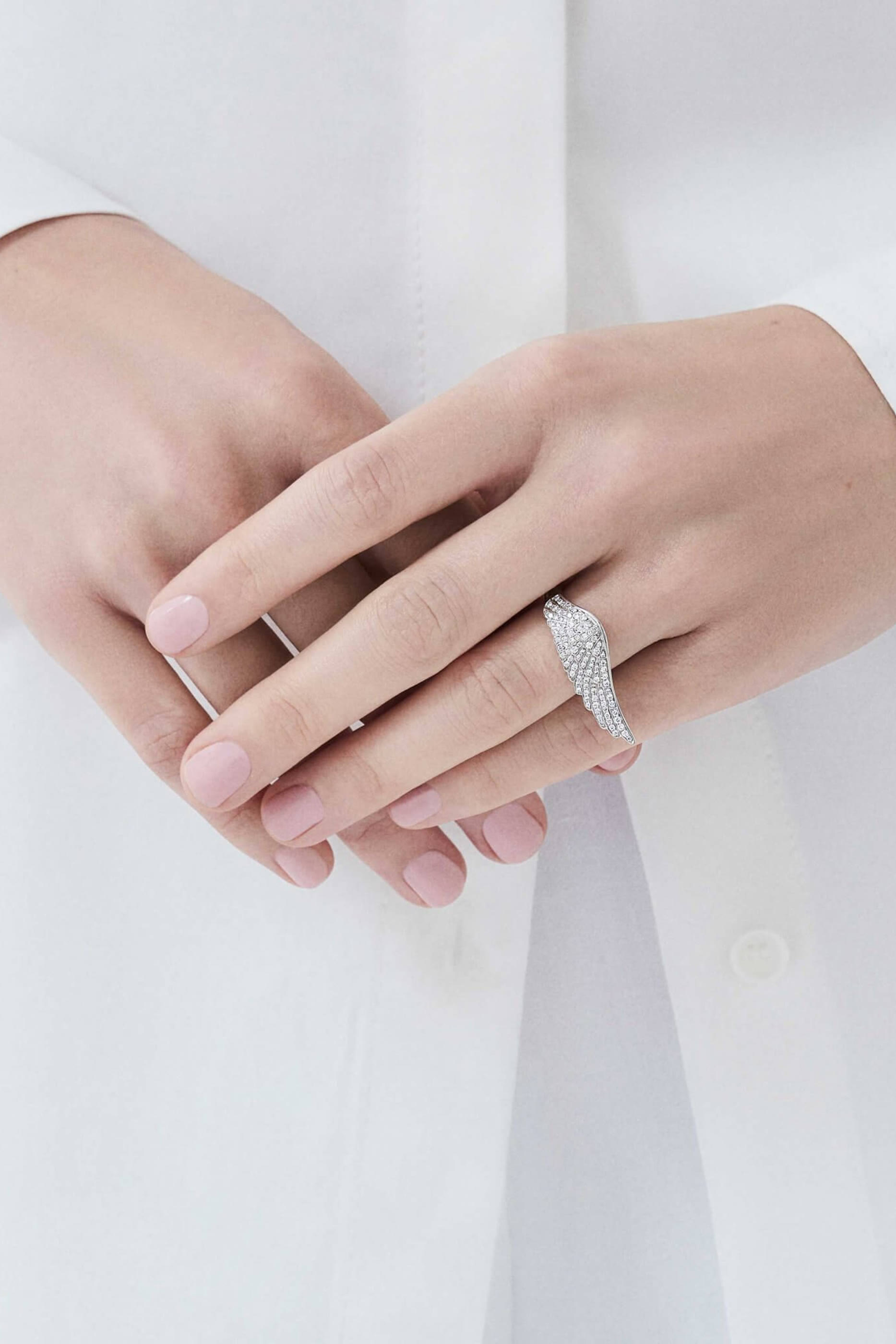 خاتم كلاسيك بتصميم أجنحة مرصع بالماس ذهب &rlm;أبيض عيار 18