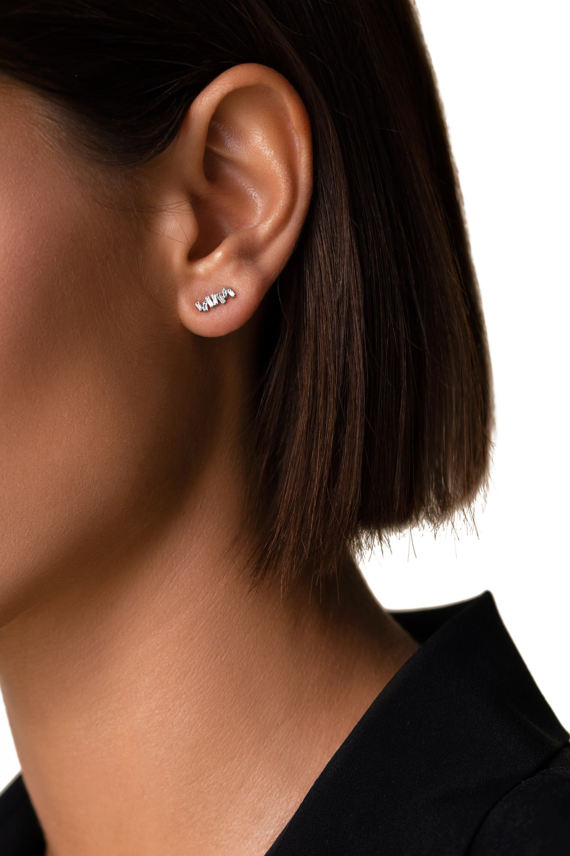 أقراط كلاسيكية بتصميم عمود مرصعة بالماس ذهب أبيض عيار 18