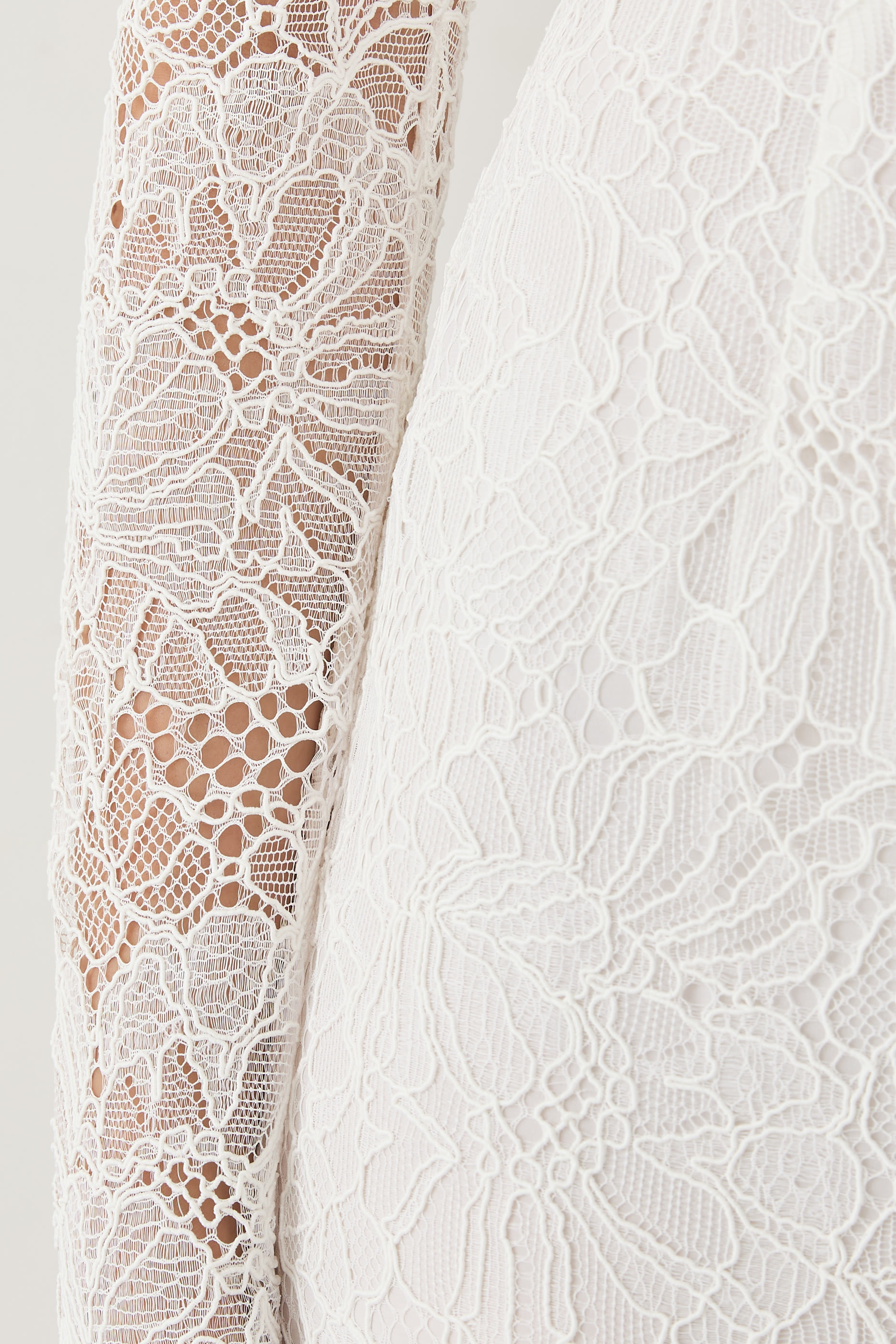 فستان طويل بظهر مفتوح دانتيل