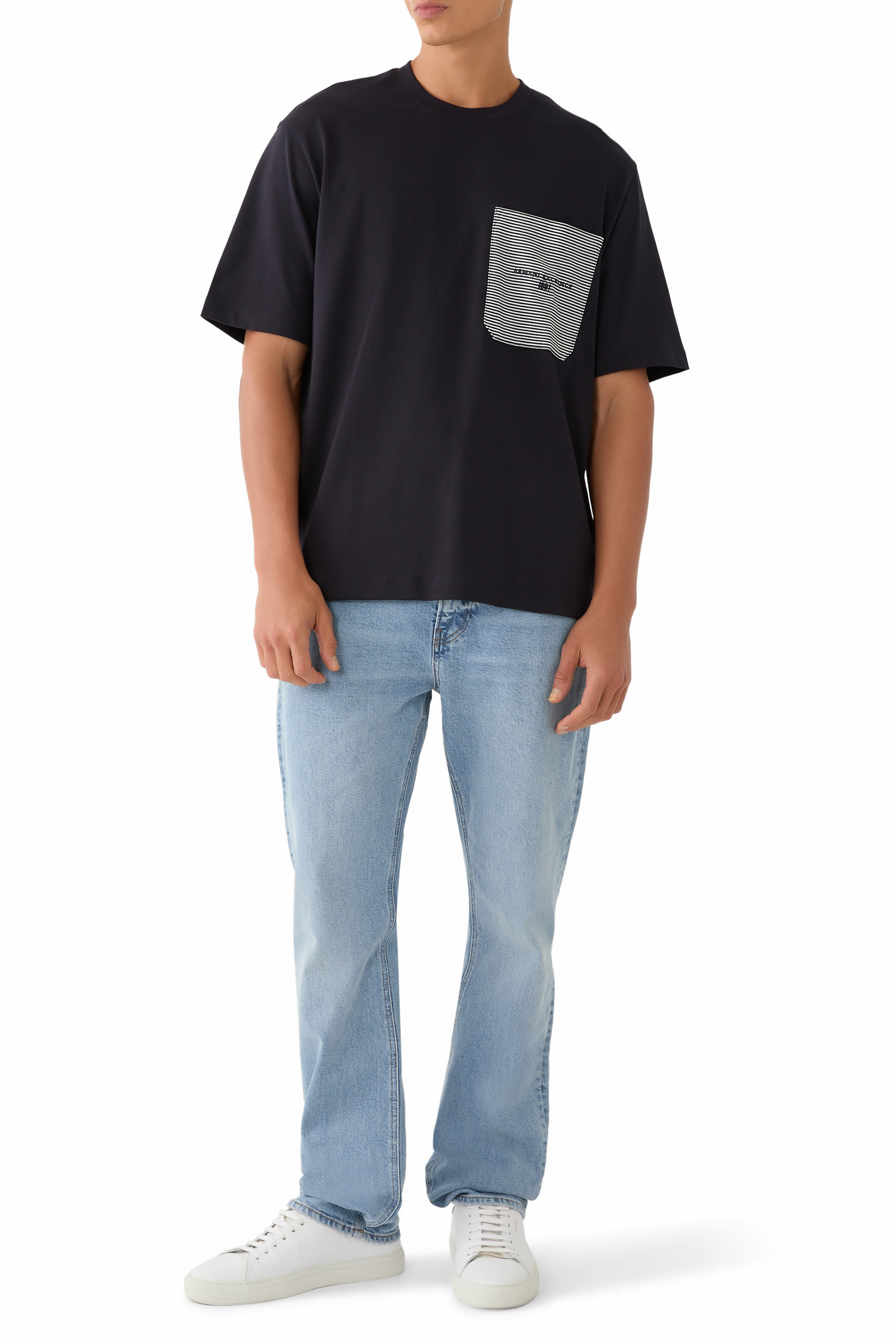 تيشيرت مخطط بجيب جانبي وأكمام قصيرة مزين بشعار الماركة 