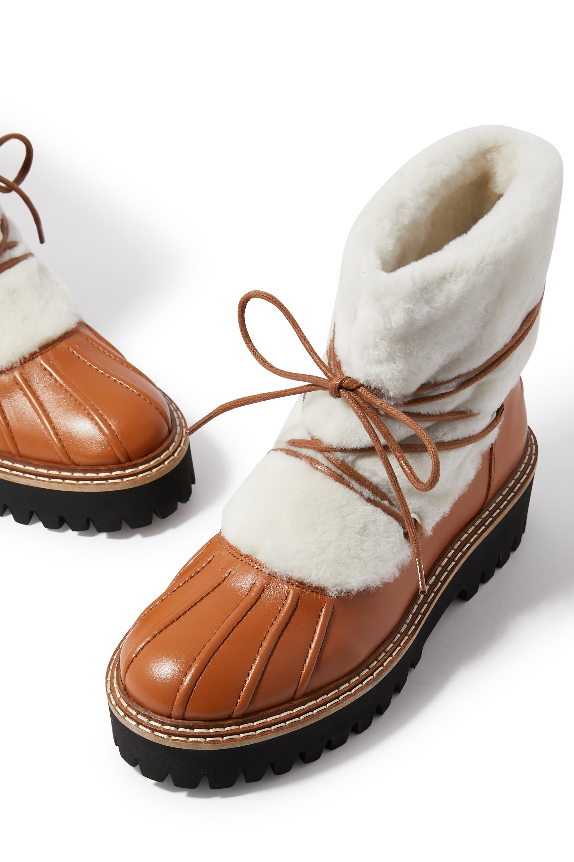 حذاء بوت متوسط الطول برباط من صوف ميرينو المكوي