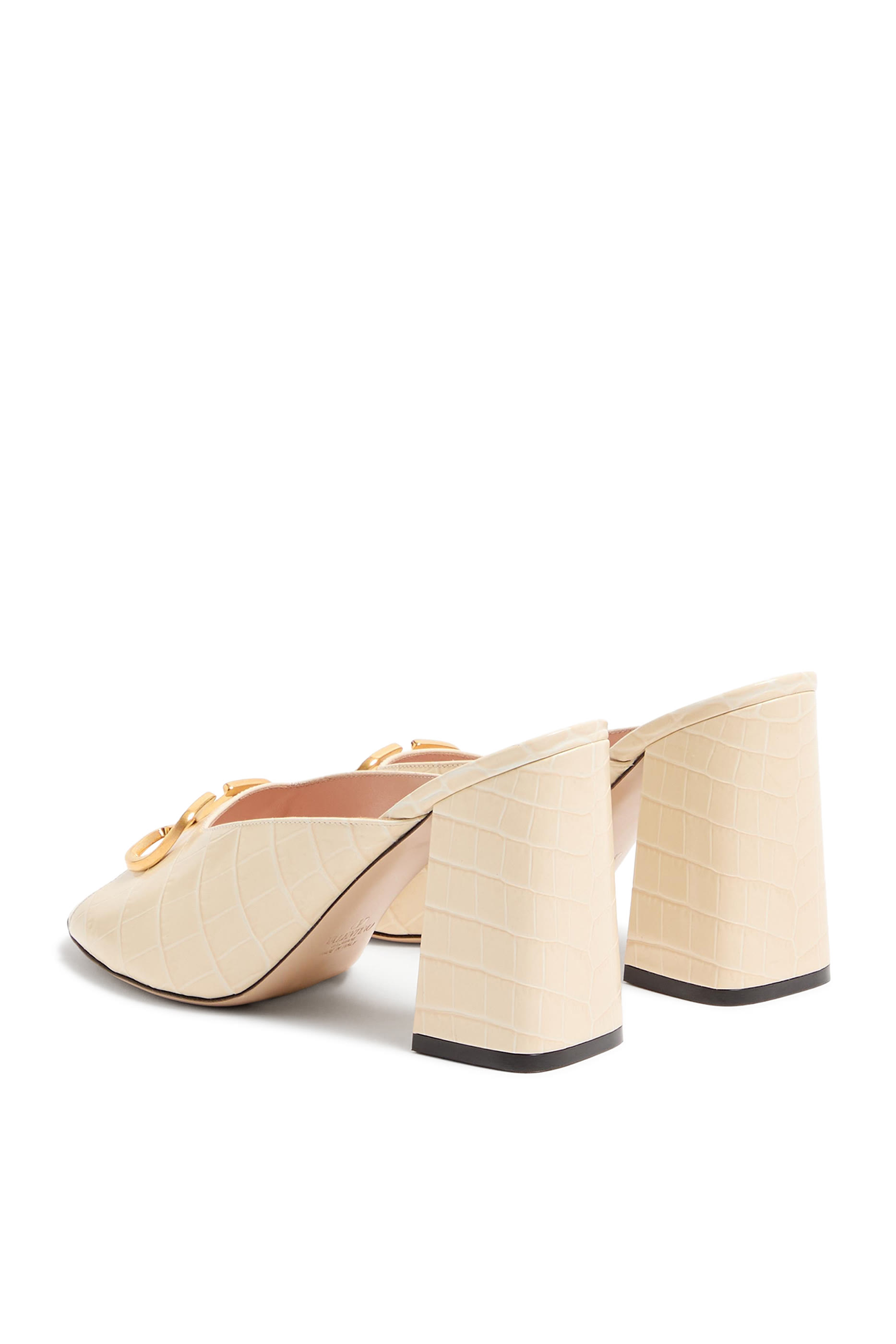 صندل 95 بشعار الماركة جلد عجل بنقشة