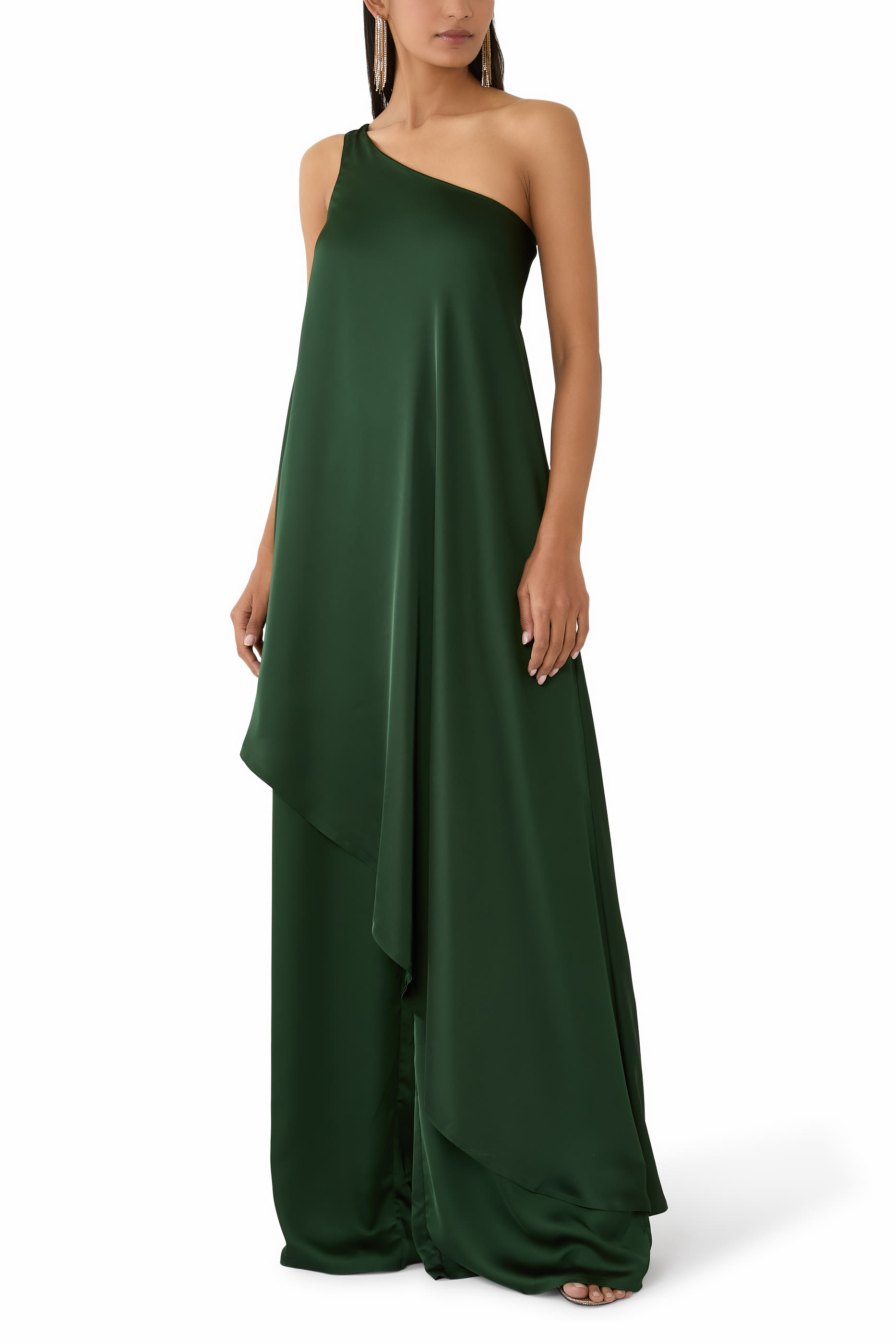 فستان بكتف مكشوف وياقة مائلة