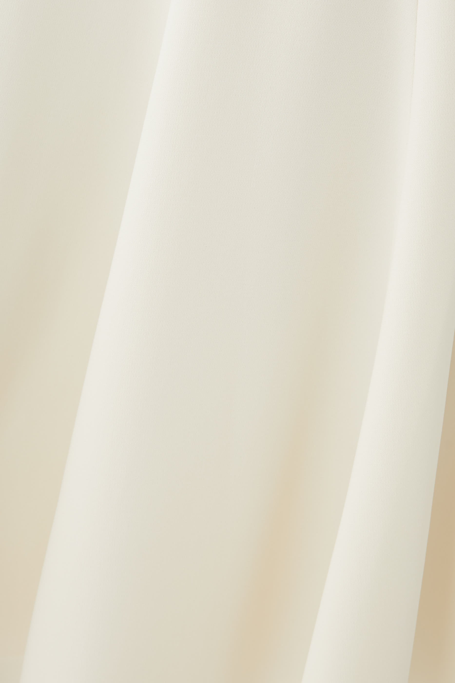 فستان بلا أكمام بقصة ضيقة وحافة واسعة