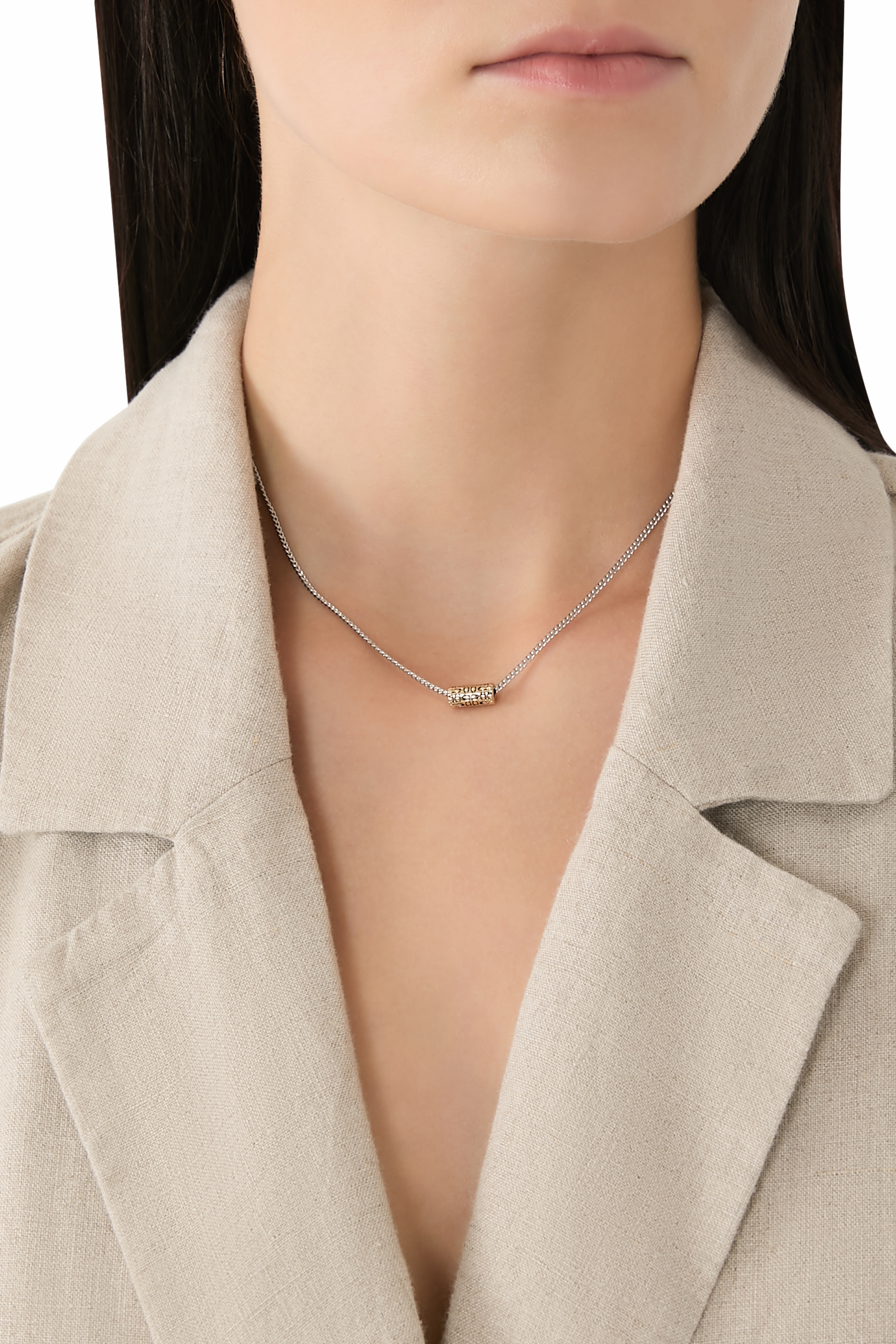 قلادة بتصميم خرزة بشعار الماركة المبطن