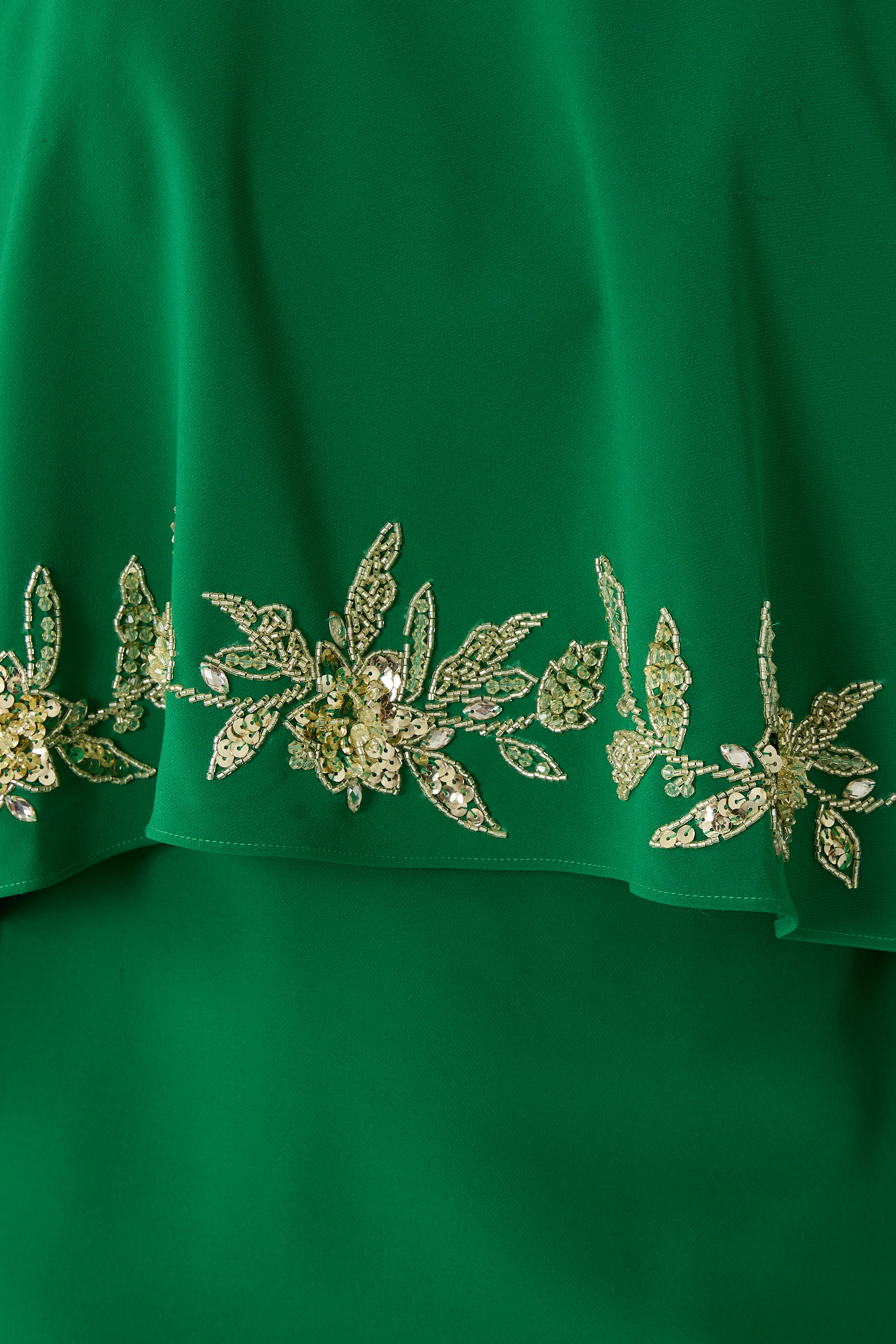 فستان سهرة بأكمام مطرزة كريب