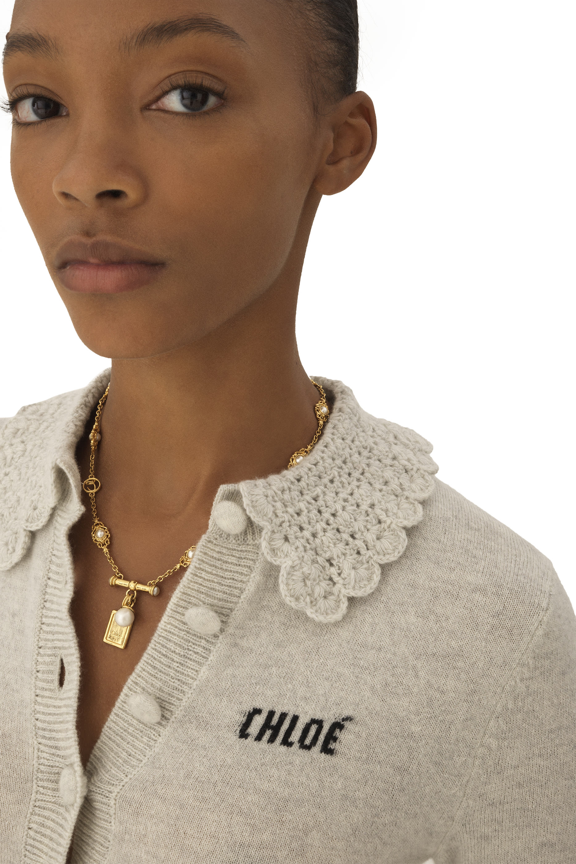 كارديغان بقصة ضيقة وشعار الماركة