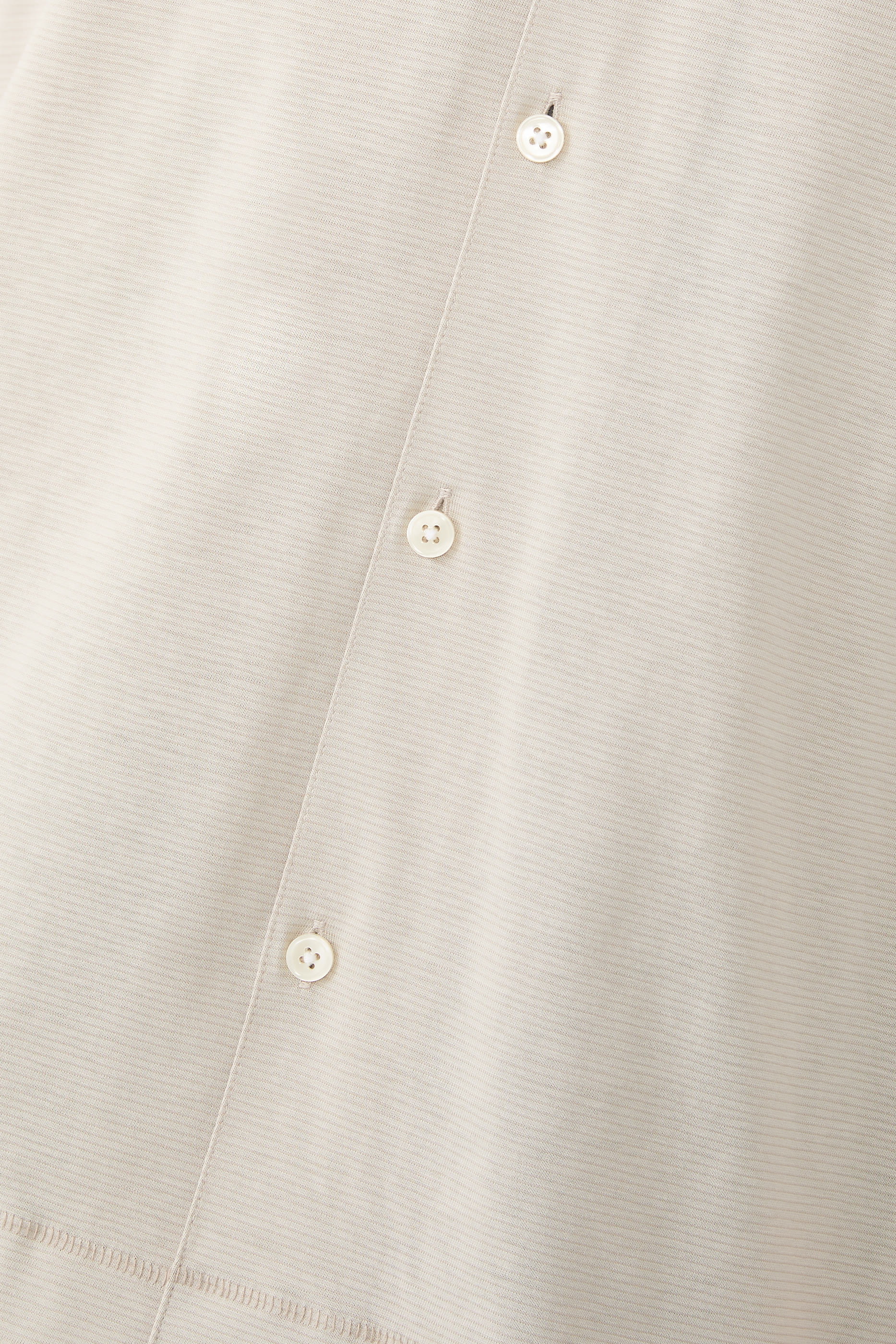 قميص بقصة مريحة بأكمام قصيرة