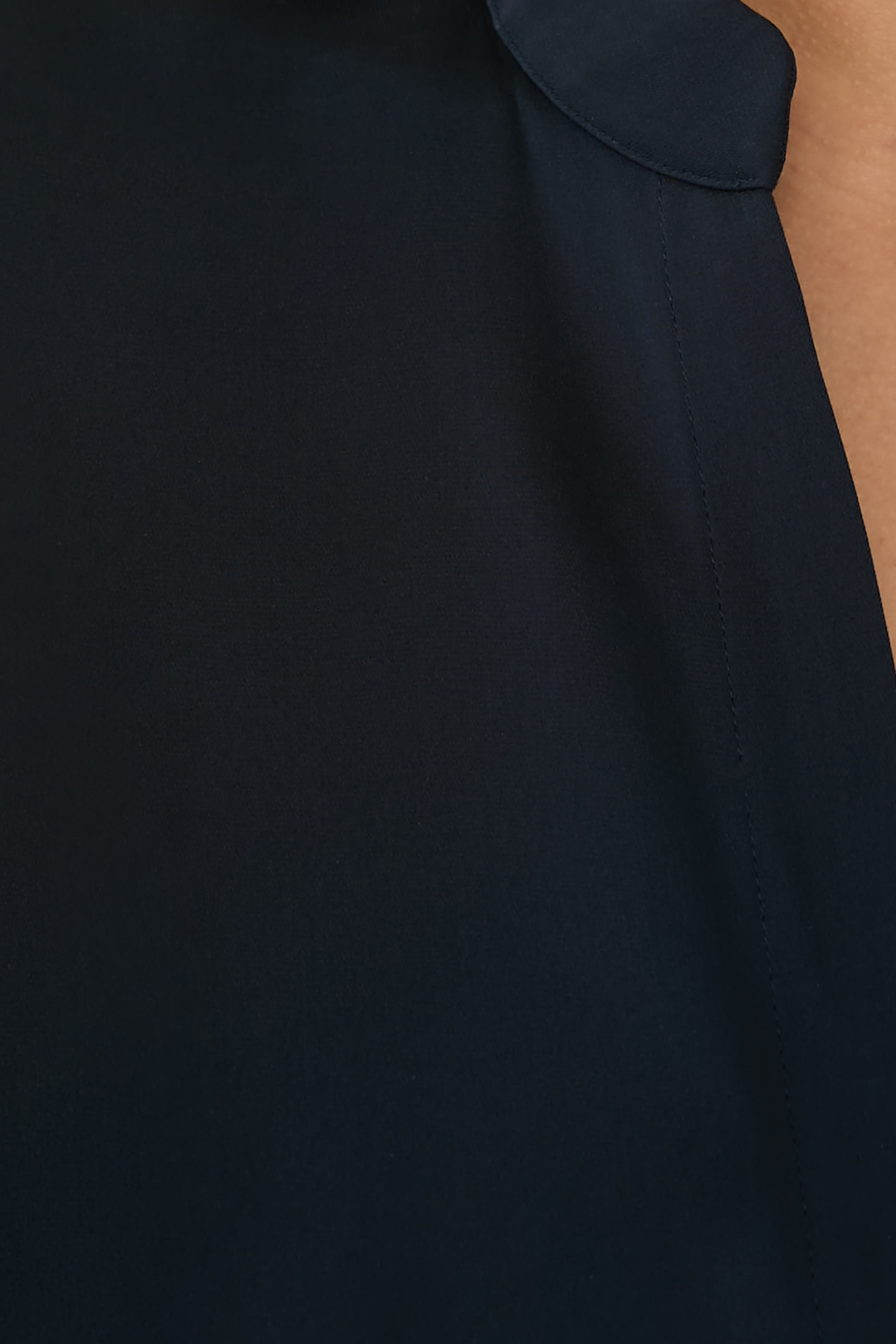 بلوزة بأكمام كاب وأزرار بلون مغاير حرير مطاطي