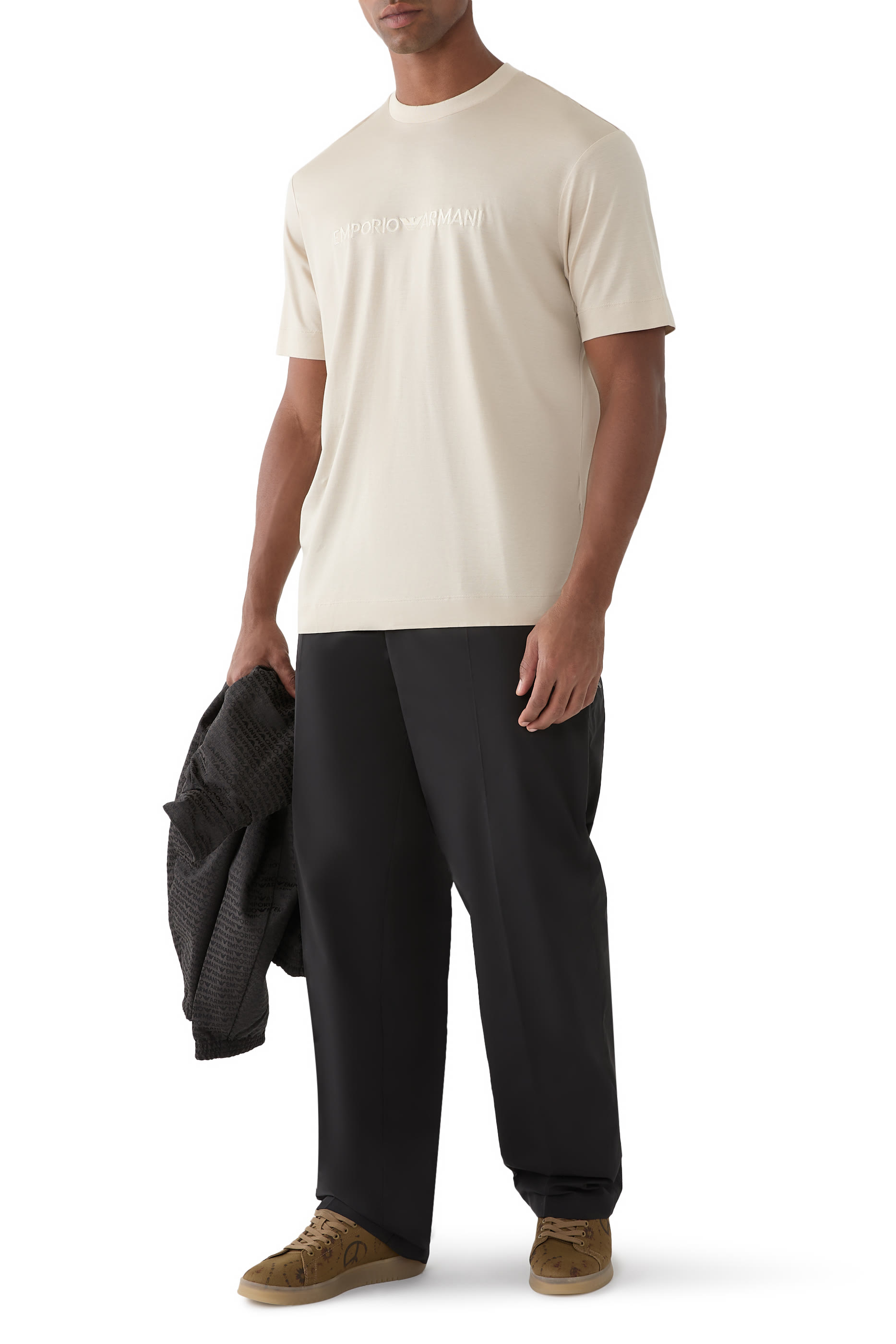 تيشيرت بأكمام قصيرة وشعار الماركة