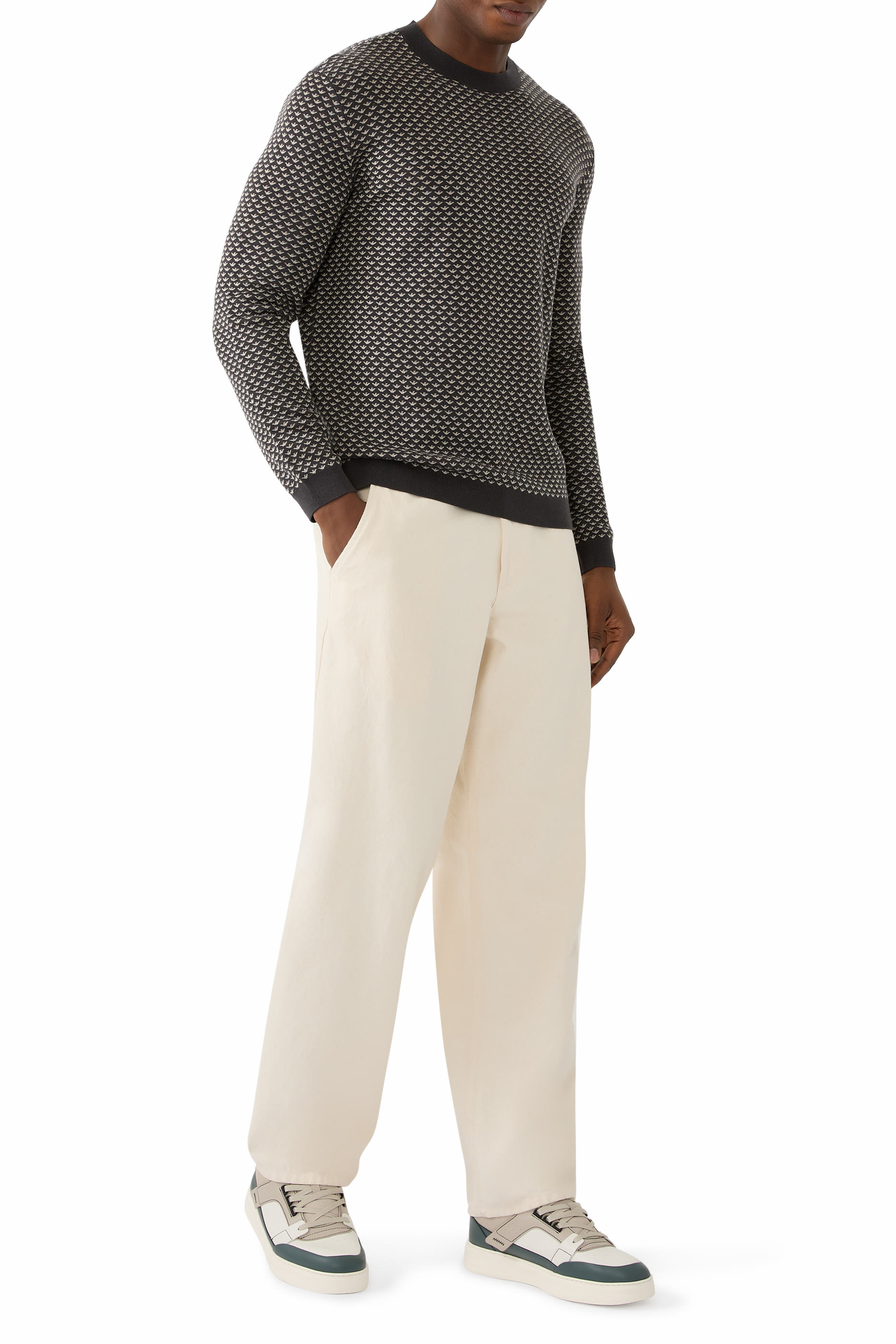 كنزة بشعار الماركة بالكاما جاكار