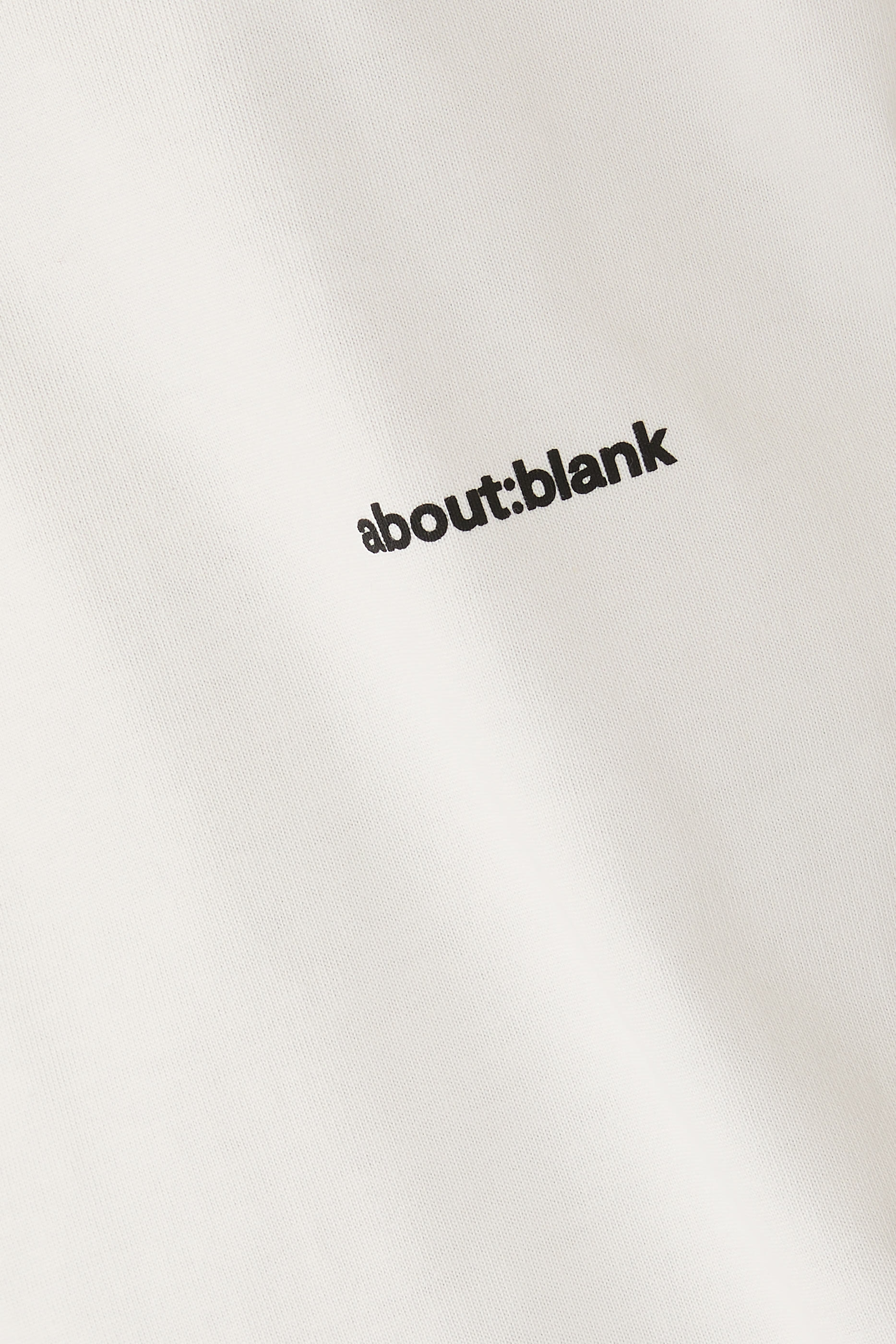 تيشيرت بقصة مربعة مزين بشعار الماركة