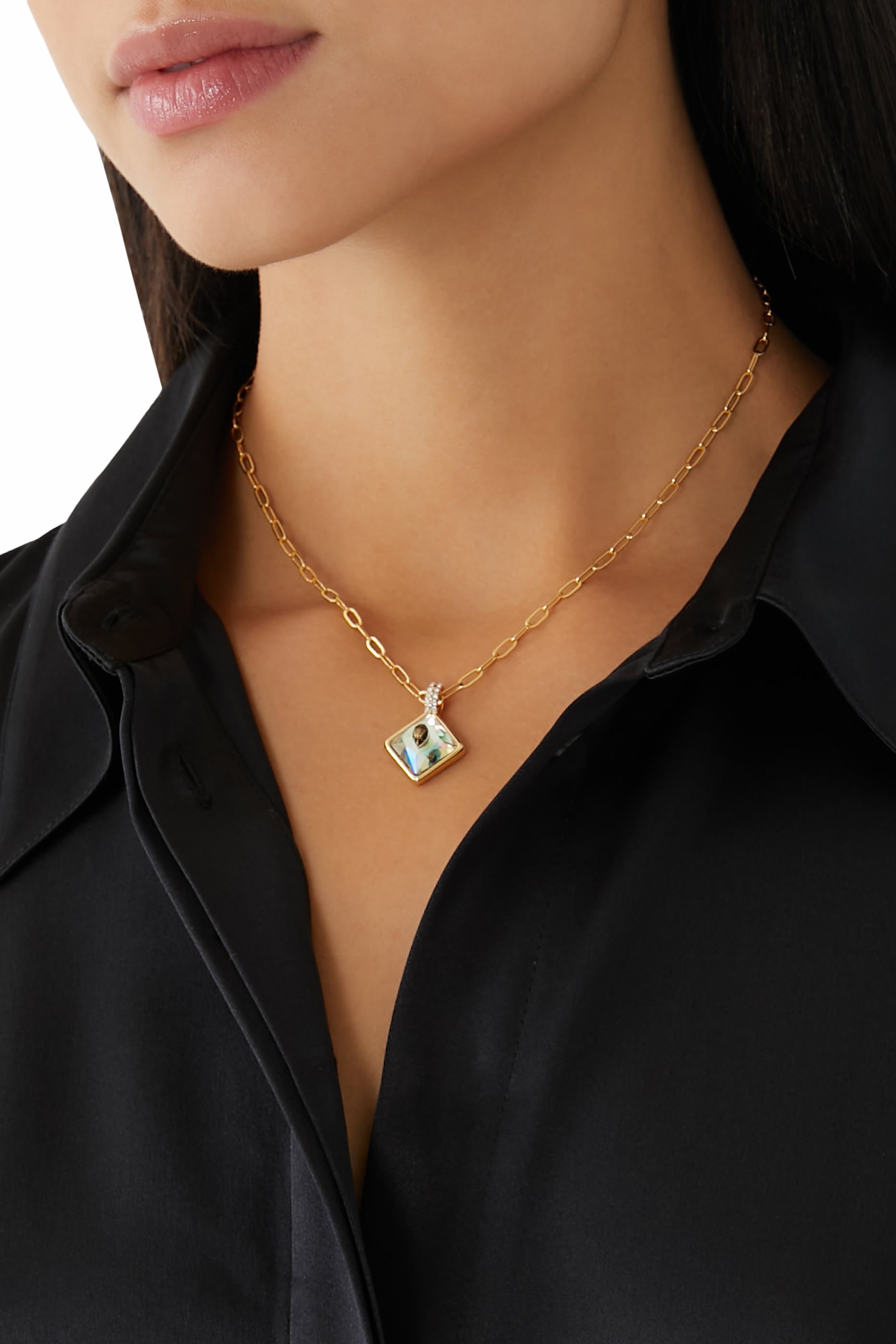 قلادة بحلية بتصميم مربعة بشعار الماركة