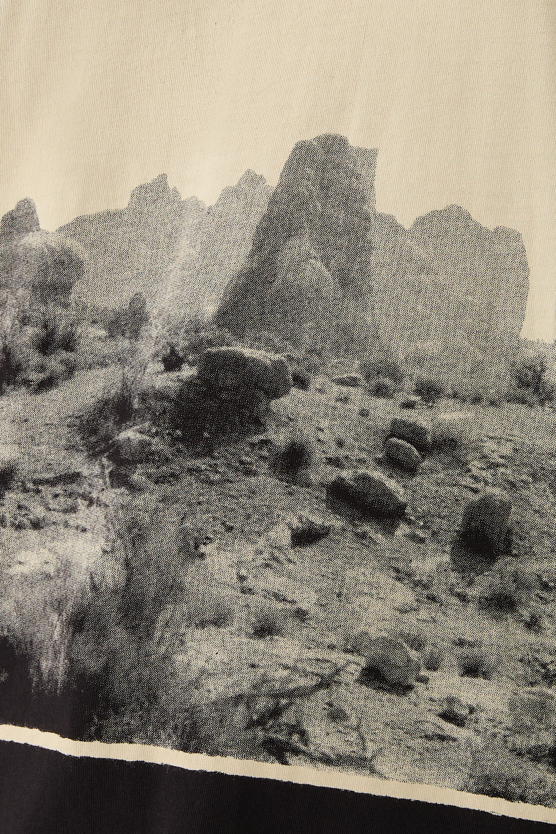 تيشيرت بأكمام قصيرة