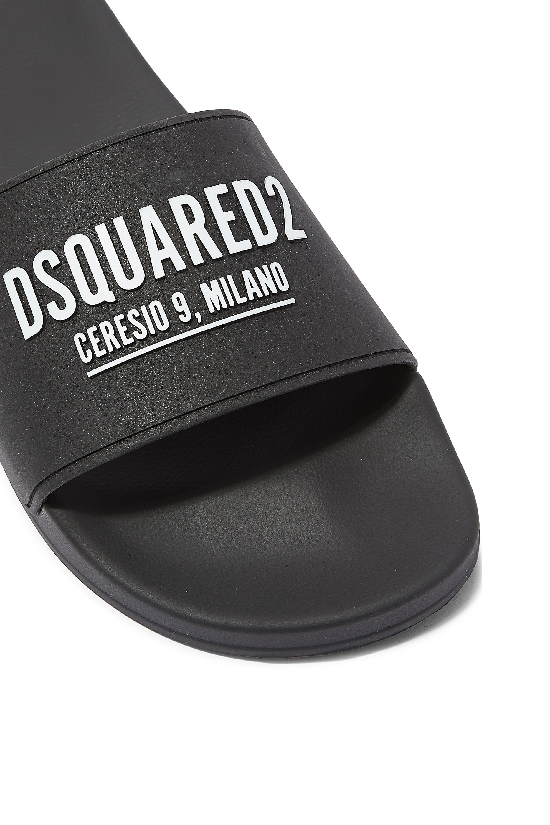 حذاء مفتوح بطبعة سيريسيو 9