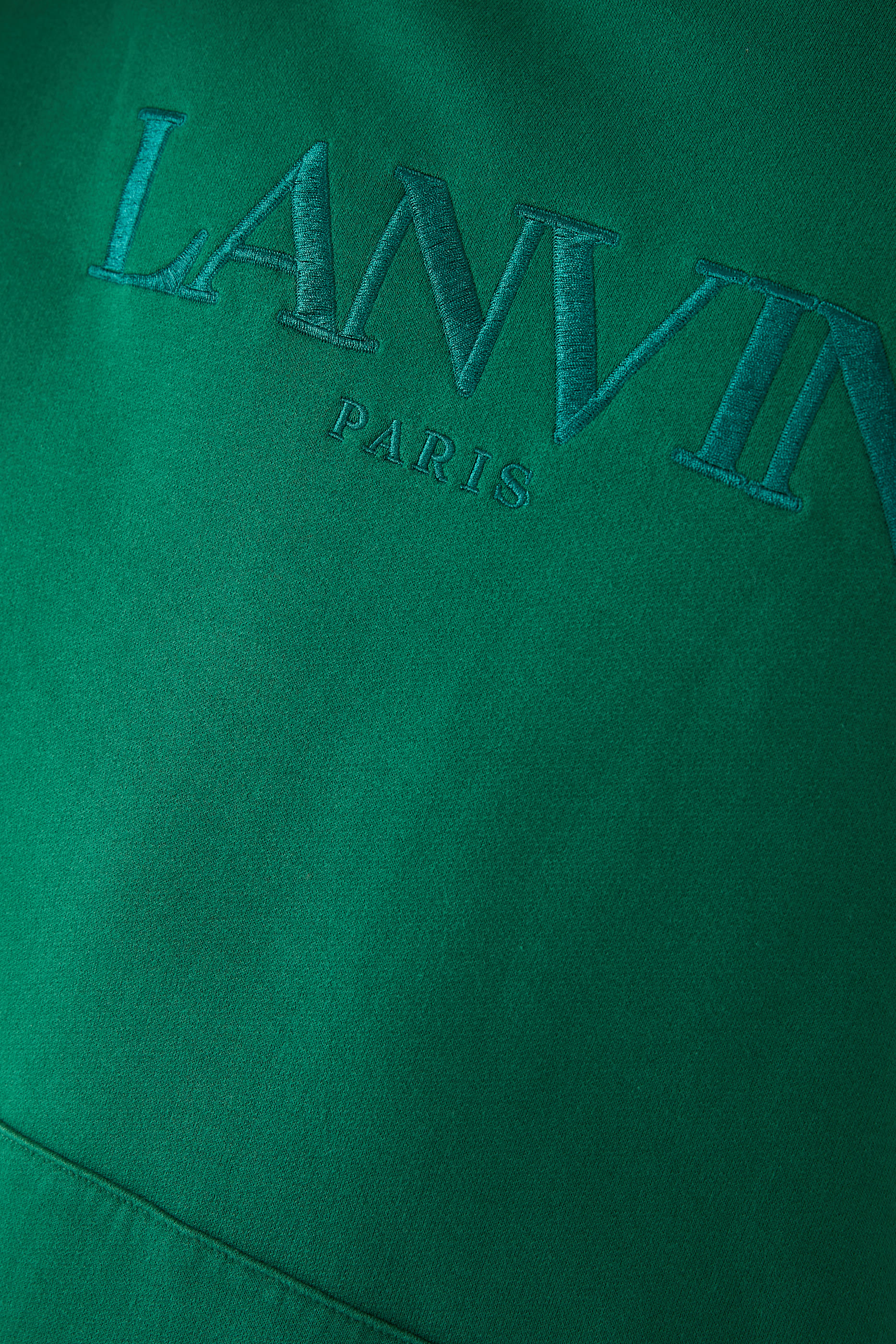 هودي مطرز بشعار الماركة