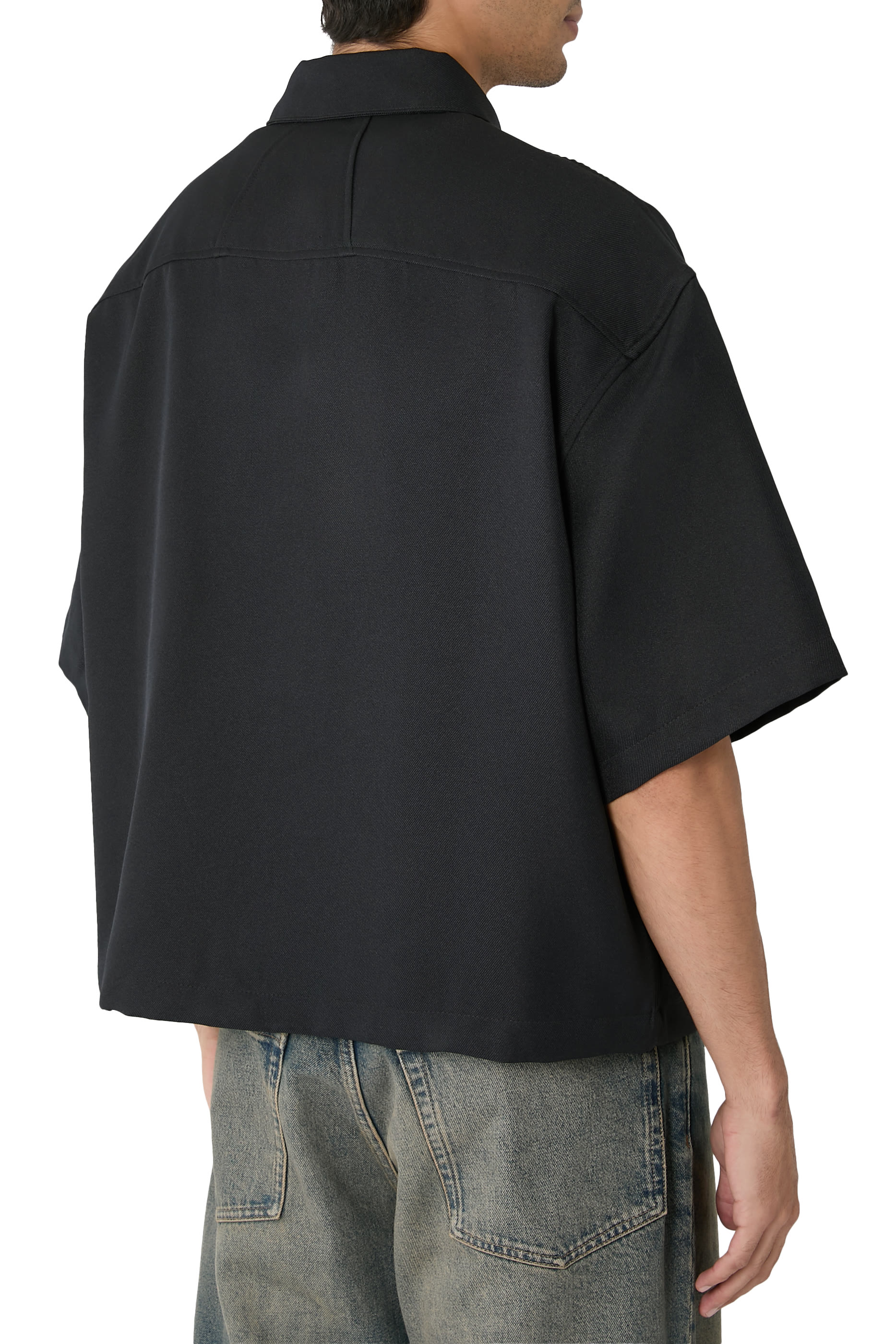 قميص بأزرار مزين بشعار الماركة