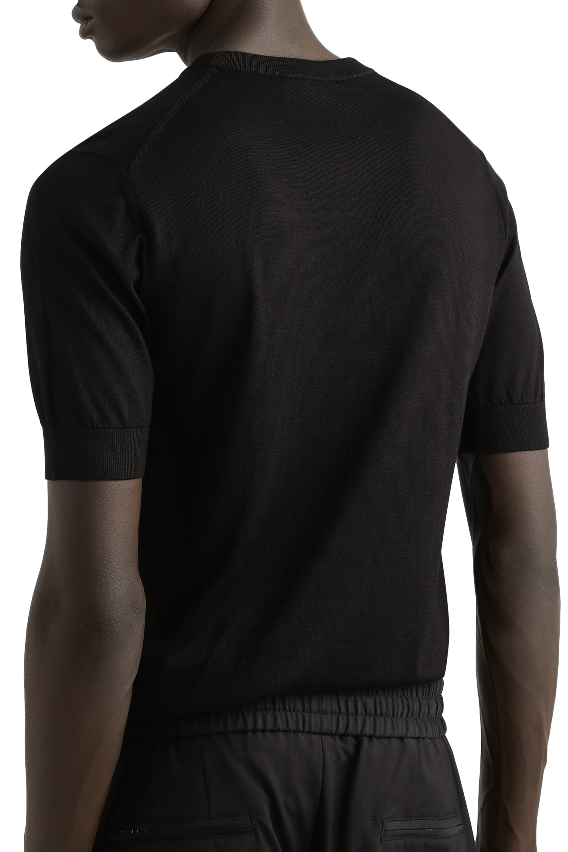 كنزة بياقة مستديرة وشعار الماركة المطرز حرير