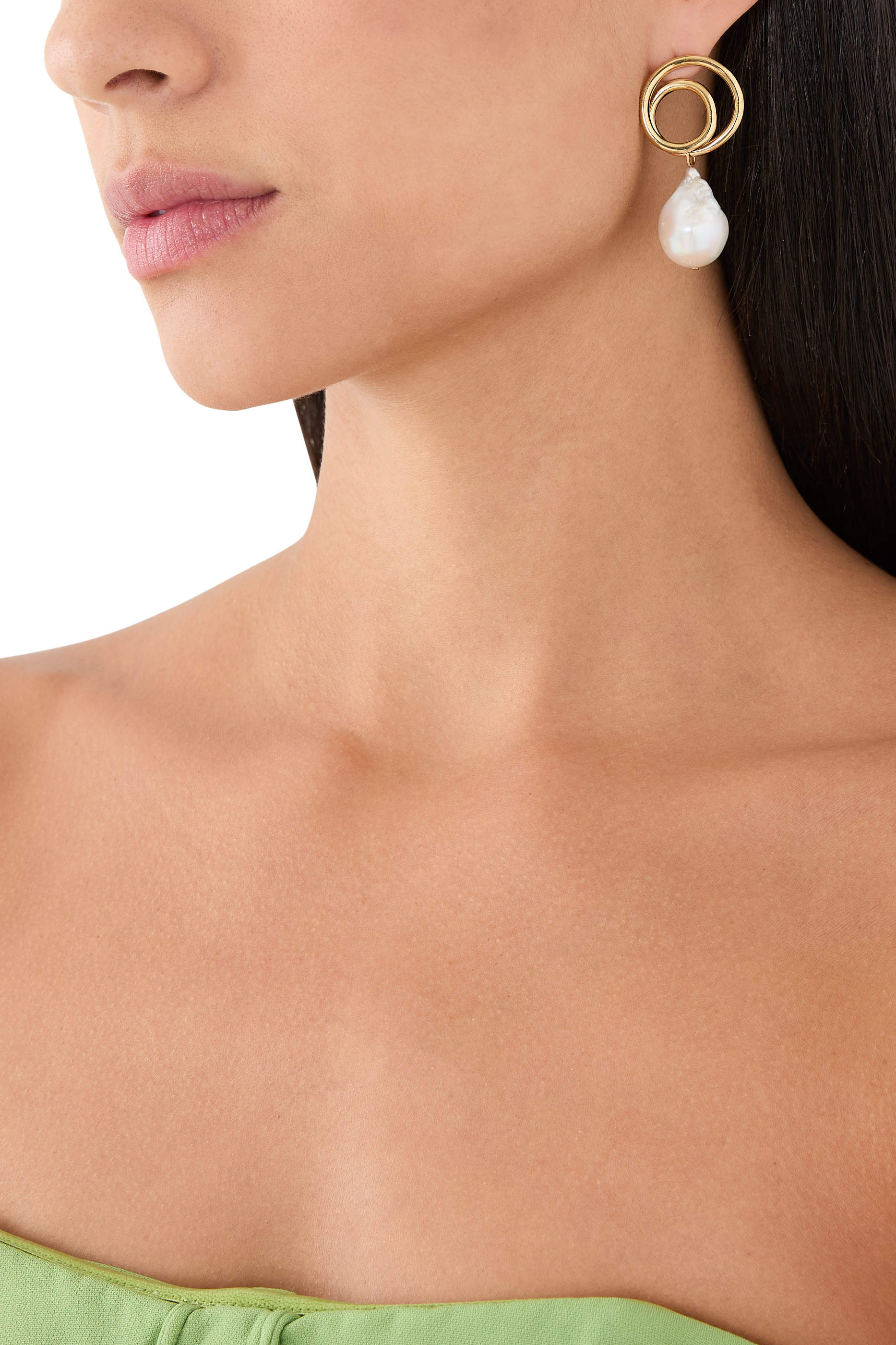 أقراط بتصميم ملفوف مزينة بؤلؤ باروكي، فضة استرلينية معاد تدويرها مطلية بذهب أصفر عيار 14