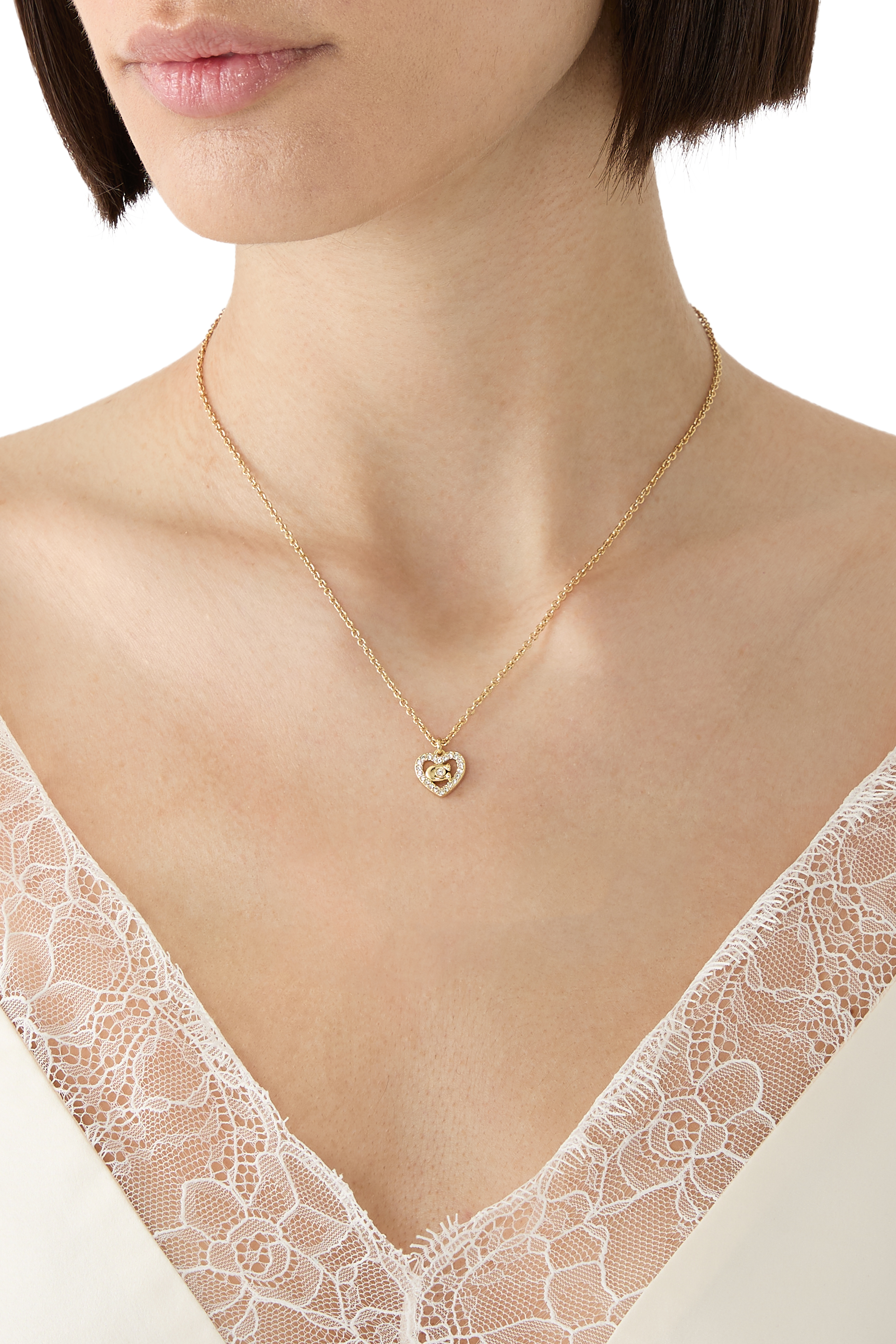 قلادة بدلاية على شكل قلب بشعار الماركة مرصعة بأحجار بافيه