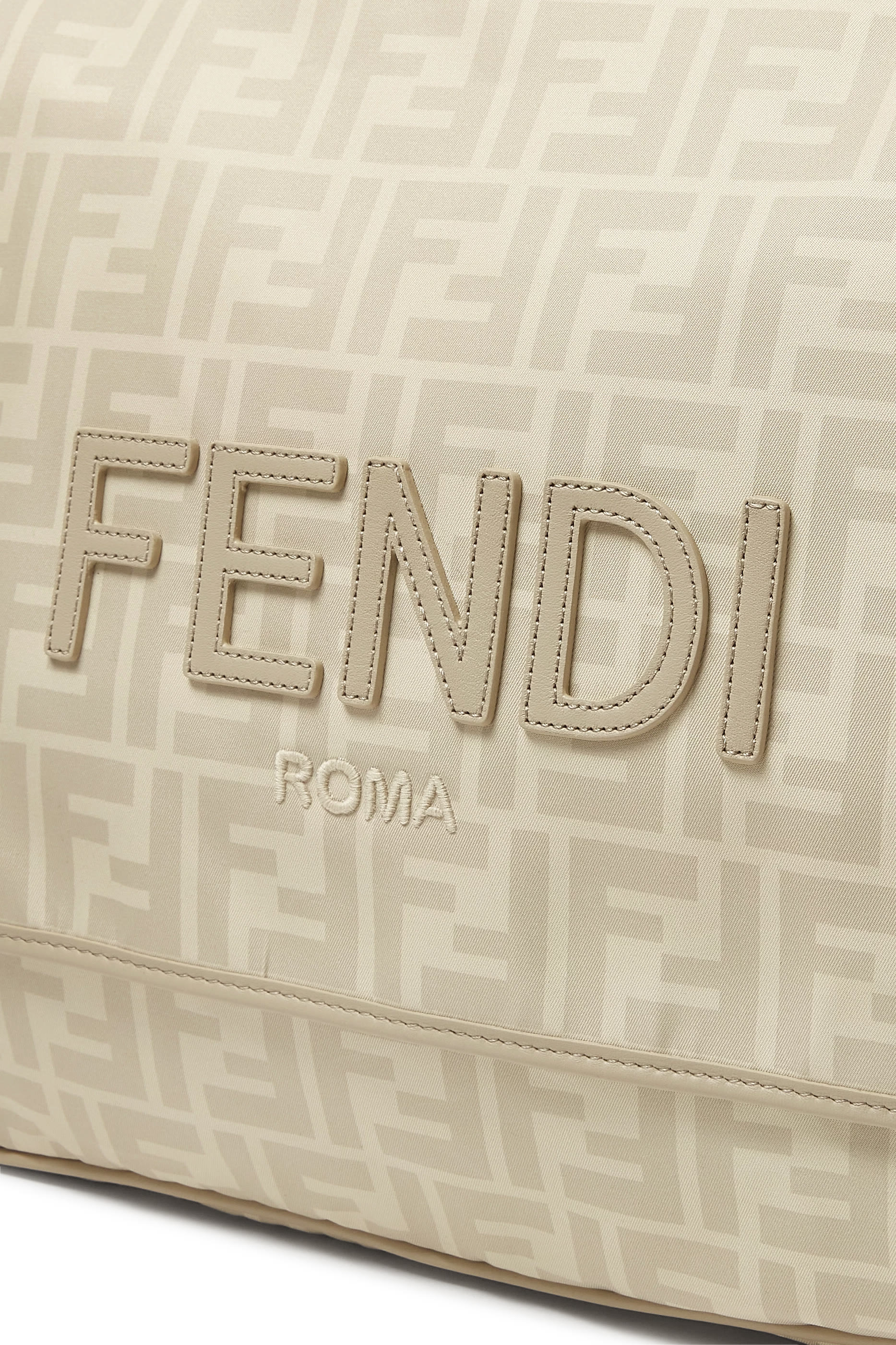 حقيبة مستلزمات أطفال مزينة بشعار الماركة